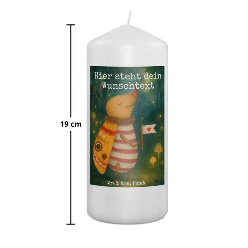Personalisierte Kerze Nachtfalter Fähnchen Design Blockkerze Mit Namensdruck, Grabkerze Mit Namensgravur, Weihnachtskerze Mit Namensgravur, Holz-Kerze Mit Namen, Gastgeschenk Kerze Mit Namen, Personalisierte Kerze, Schwimmkerze Mit Namen, Tafelkerze Mit Wunschname, Streukerze Mit Namensdruck, Kerzen-Set Mit Namensgravur, Glas-Kerze Mit Wunschname, Handgemachte Kerze Mit Wunschname, Taufekerze Mit Namensgravur, Bio-Kerze Mit Wunschname, Tischkerze Mit Namensdruck, Osterkerze Mit Namen, Gedenkkerze Mit Namen, Votivkerze Mit Wunschname, Stumpenkerze Mit Namensgravur, Trauerkerze Mit Namen, Laternenkerze Mit Namensdruck, Teelicht Mit Namensdruck, Firmungskerze Mit Wunschname, LED-Kerze Mit Wunschname, Kerze Mit Namen, Gartenkerze Mit Namen, Fair-Trade-Kerze Mit Namensgravur, Kerze Mit Spruch Und Namen, Andachtskerze Mit Namensgravur, Kerze Für Hochzeit Mit Namensgravur, Handgegossene Kerze Mit Namen, Bienenwachskerze Mit Wunschname, Outdoor-Kerze Mit Namensgravur, Metall-Kerze Mit Namensgravur, Kerze Für Geburtstag Mit Wunschname, Sojawachskerze Mit Namensdruck, Duftkerze Mit Namen, Stabkerze Mit Gravur, Stearinkerze Mit Gravur, Kommunionkerze Mit Namen, Kerze Mit Prägung Und Wunschname, Adventskerze Mit Wunschname, Tiermotive, Gute Laune, lustige Sprüche, Tiere, Spruch witzig, Küche Deko, Käfer, Spruch lustig, niedlich, süß, Nachtfalter, Was kostet die Welt