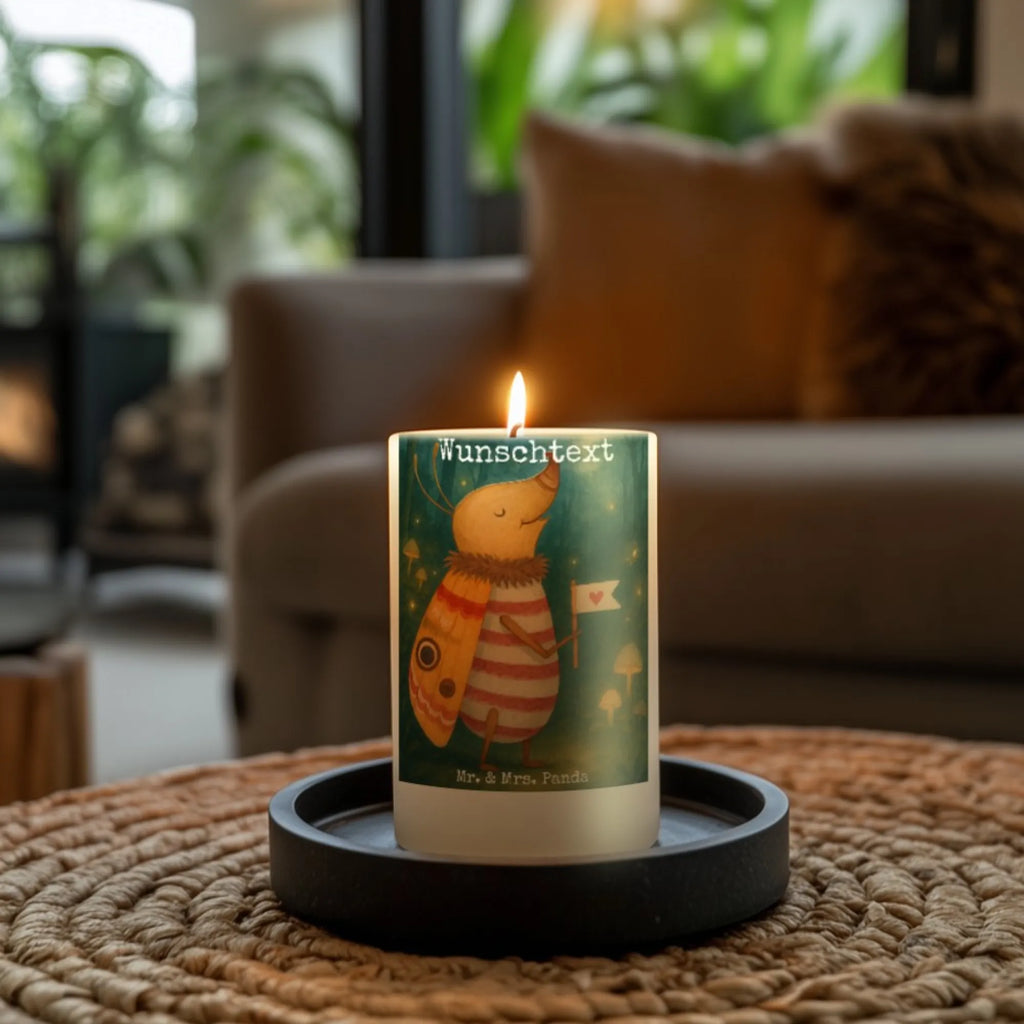 Personalisierte Kerze Nachtfalter Fähnchen Design Blockkerze Mit Namensdruck, Grabkerze Mit Namensgravur, Weihnachtskerze Mit Namensgravur, Holz-Kerze Mit Namen, Gastgeschenk Kerze Mit Namen, Personalisierte Kerze, Schwimmkerze Mit Namen, Tafelkerze Mit Wunschname, Streukerze Mit Namensdruck, Kerzen-Set Mit Namensgravur, Glas-Kerze Mit Wunschname, Handgemachte Kerze Mit Wunschname, Taufekerze Mit Namensgravur, Bio-Kerze Mit Wunschname, Tischkerze Mit Namensdruck, Osterkerze Mit Namen, Gedenkkerze Mit Namen, Votivkerze Mit Wunschname, Stumpenkerze Mit Namensgravur, Trauerkerze Mit Namen, Laternenkerze Mit Namensdruck, Teelicht Mit Namensdruck, Firmungskerze Mit Wunschname, LED-Kerze Mit Wunschname, Kerze Mit Namen, Gartenkerze Mit Namen, Fair-Trade-Kerze Mit Namensgravur, Kerze Mit Spruch Und Namen, Andachtskerze Mit Namensgravur, Kerze Für Hochzeit Mit Namensgravur, Handgegossene Kerze Mit Namen, Bienenwachskerze Mit Wunschname, Outdoor-Kerze Mit Namensgravur, Metall-Kerze Mit Namensgravur, Kerze Für Geburtstag Mit Wunschname, Sojawachskerze Mit Namensdruck, Duftkerze Mit Namen, Stabkerze Mit Gravur, Stearinkerze Mit Gravur, Kommunionkerze Mit Namen, Kerze Mit Prägung Und Wunschname, Adventskerze Mit Wunschname, Tiermotive, Gute Laune, lustige Sprüche, Tiere, Spruch witzig, Küche Deko, Käfer, Spruch lustig, niedlich, süß, Nachtfalter, Was kostet die Welt