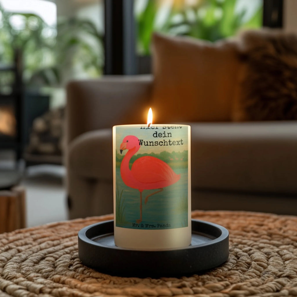 Personalisierte Kerze Flamingo Classic Design Outdoor-Kerze Mit Namensgravur, Tafelkerze Mit Wunschname, Adventskerze Mit Wunschname, Sojawachskerze Mit Namensdruck, Kerze Mit Prägung Und Wunschname, Kerzen-Set Mit Namensgravur, Bienenwachskerze Mit Wunschname, LED-Kerze Mit Wunschname, Stearinkerze Mit Gravur, Fair-Trade-Kerze Mit Namensgravur, Grabkerze Mit Namensgravur, Taufekerze Mit Namensgravur, Stabkerze Mit Gravur, Trauerkerze Mit Namen, Kerze Mit Namen, Gedenkkerze Mit Namen, Duftkerze Mit Namen, Gartenkerze Mit Namen, Bio-Kerze Mit Wunschname, Glas-Kerze Mit Wunschname, Kerze Für Geburtstag Mit Wunschname, Holz-Kerze Mit Namen, Teelicht Mit Namensdruck, Handgemachte Kerze Mit Wunschname, Streukerze Mit Namensdruck, Laternenkerze Mit Namensdruck, Blockkerze Mit Namensdruck, Votivkerze Mit Wunschname, Firmungskerze Mit Wunschname, Kerze Für Hochzeit Mit Namensgravur, Tischkerze Mit Namensdruck, Gastgeschenk Kerze Mit Namen, Weihnachtskerze Mit Namensgravur, Osterkerze Mit Namen, Stumpenkerze Mit Namensgravur, Schwimmkerze Mit Namen, Personalisierte Kerze, Kommunionkerze Mit Namen, Handgegossene Kerze Mit Namen, Kerze Mit Spruch Und Namen, Metall-Kerze Mit Namensgravur, Andachtskerze Mit Namensgravur, Flamingo, ich, Stolz, Einzigartig, Tochter, Freundinnen, Sohn, Geschwister, Außenseiter, Spruch, Freundin, für mich, Selbstliebe