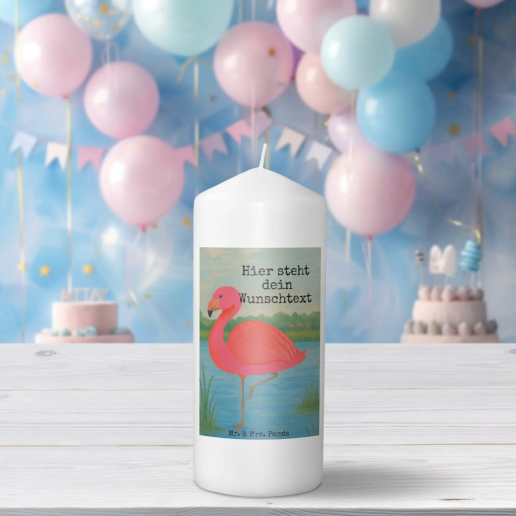Personalisierte Kerze Flamingo Classic Design Outdoor-Kerze Mit Namensgravur, Tafelkerze Mit Wunschname, Adventskerze Mit Wunschname, Sojawachskerze Mit Namensdruck, Kerze Mit Prägung Und Wunschname, Kerzen-Set Mit Namensgravur, Bienenwachskerze Mit Wunschname, LED-Kerze Mit Wunschname, Stearinkerze Mit Gravur, Fair-Trade-Kerze Mit Namensgravur, Grabkerze Mit Namensgravur, Taufekerze Mit Namensgravur, Stabkerze Mit Gravur, Trauerkerze Mit Namen, Kerze Mit Namen, Gedenkkerze Mit Namen, Duftkerze Mit Namen, Gartenkerze Mit Namen, Bio-Kerze Mit Wunschname, Glas-Kerze Mit Wunschname, Kerze Für Geburtstag Mit Wunschname, Holz-Kerze Mit Namen, Teelicht Mit Namensdruck, Handgemachte Kerze Mit Wunschname, Streukerze Mit Namensdruck, Laternenkerze Mit Namensdruck, Blockkerze Mit Namensdruck, Votivkerze Mit Wunschname, Firmungskerze Mit Wunschname, Kerze Für Hochzeit Mit Namensgravur, Tischkerze Mit Namensdruck, Gastgeschenk Kerze Mit Namen, Weihnachtskerze Mit Namensgravur, Osterkerze Mit Namen, Stumpenkerze Mit Namensgravur, Schwimmkerze Mit Namen, Personalisierte Kerze, Kommunionkerze Mit Namen, Handgegossene Kerze Mit Namen, Kerze Mit Spruch Und Namen, Metall-Kerze Mit Namensgravur, Andachtskerze Mit Namensgravur, Flamingo, ich, Stolz, Einzigartig, Tochter, Freundinnen, Sohn, Geschwister, Außenseiter, Spruch, Freundin, für mich, Selbstliebe