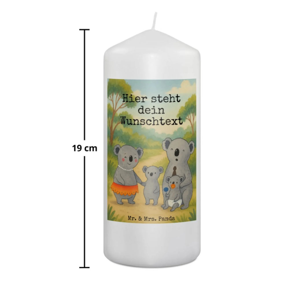 Personalisierte Kerze Koala Familie Design Duftkerze Mit Namen, Kommunionkerze Mit Namen, Handgemachte Kerze Mit Wunschname, Outdoor-Kerze Mit Namensgravur, Kerzen-Set Mit Namensgravur, Stabkerze Mit Gravur, Kerze Für Hochzeit Mit Namensgravur, LED-Kerze Mit Wunschname, Streukerze Mit Namensdruck, Metall-Kerze Mit Namensgravur, Fair-Trade-Kerze Mit Namensgravur, Laternenkerze Mit Namensdruck, Stearinkerze Mit Gravur, Firmungskerze Mit Wunschname, Taufekerze Mit Namensgravur, Kerze Für Geburtstag Mit Wunschname, Bienenwachskerze Mit Wunschname, Teelicht Mit Namensdruck, Kerze Mit Namen, Kerze Mit Spruch Und Namen, Osterkerze Mit Namen, Tischkerze Mit Namensdruck, Tafelkerze Mit Wunschname, Weihnachtskerze Mit Namensgravur, Schwimmkerze Mit Namen, Glas-Kerze Mit Wunschname, Gastgeschenk Kerze Mit Namen, Sojawachskerze Mit Namensdruck, Stumpenkerze Mit Namensgravur, Kerze Mit Prägung Und Wunschname, Andachtskerze Mit Namensgravur, Gedenkkerze Mit Namen, Gartenkerze Mit Namen, Votivkerze Mit Wunschname, Grabkerze Mit Namensgravur, Bio-Kerze Mit Wunschname, Blockkerze Mit Namensdruck, Adventskerze Mit Wunschname, Trauerkerze Mit Namen, Holz-Kerze Mit Namen, Personalisierte Kerze, Handgegossene Kerze Mit Namen, Familie, Vatertag, Muttertag, Bruder, Schwester, Mama, Papa, Oma, Opa, Kinder, Familienleben, Geschwister, Koalas, Family, Koala