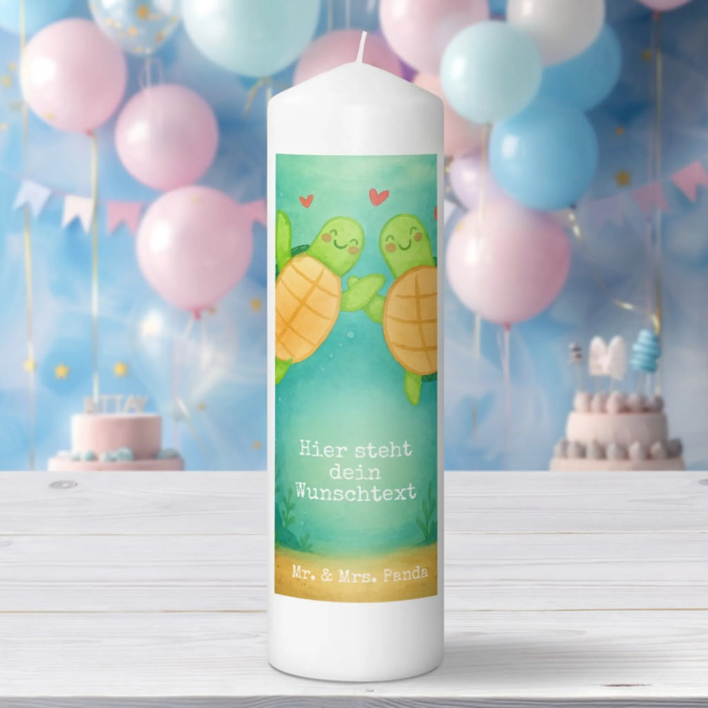 Personalisierte Kerze Schildkröten Paar Design Gastgeschenk Kerze Mit Namen, Streukerze Mit Namensdruck, Teelicht Mit Namensdruck, Handgegossene Kerze Mit Namen, Stabkerze Mit Gravur, Sojawachskerze Mit Namensdruck, Stumpenkerze Mit Namensgravur, Weihnachtskerze Mit Namensgravur, Adventskerze Mit Wunschname, Kerze Mit Spruch Und Namen, Personalisierte Kerze, Holz-Kerze Mit Namen, Outdoor-Kerze Mit Namensgravur, Tafelkerze Mit Wunschname, Kerze Mit Namen, Laternenkerze Mit Namensdruck, Stearinkerze Mit Gravur, Handgemachte Kerze Mit Wunschname, Trauerkerze Mit Namen, Grabkerze Mit Namensgravur, Kerze Mit Prägung Und Wunschname, Schwimmkerze Mit Namen, Kerzen-Set Mit Namensgravur, Tischkerze Mit Namensdruck, Bienenwachskerze Mit Wunschname, Fair-Trade-Kerze Mit Namensgravur, Kerze Für Geburtstag Mit Wunschname, Kerze Für Hochzeit Mit Namensgravur, Gedenkkerze Mit Namen, Bio-Kerze Mit Wunschname, Andachtskerze Mit Namensgravur, Votivkerze Mit Wunschname, Osterkerze Mit Namen, Blockkerze Mit Namensdruck, LED-Kerze Mit Wunschname, Gartenkerze Mit Namen, Firmungskerze Mit Wunschname, Kommunionkerze Mit Namen, Glas-Kerze Mit Wunschname, Metall-Kerze Mit Namensgravur, Duftkerze Mit Namen, Taufekerze Mit Namensgravur, Liebe, Partner, Freund, Freundin, Ehemann, Ehefrau, Heiraten, Verlobung, Heiratsantrag, Liebesgeschenk, Jahrestag, Hocheitstag, Geschenk für Partner, Valentinstag, Geschenk für Freundin, für Ehemann, Liebesbeweis, Hochzeitstag, Mitbringsel, Geschenk für Frauen, für Männer