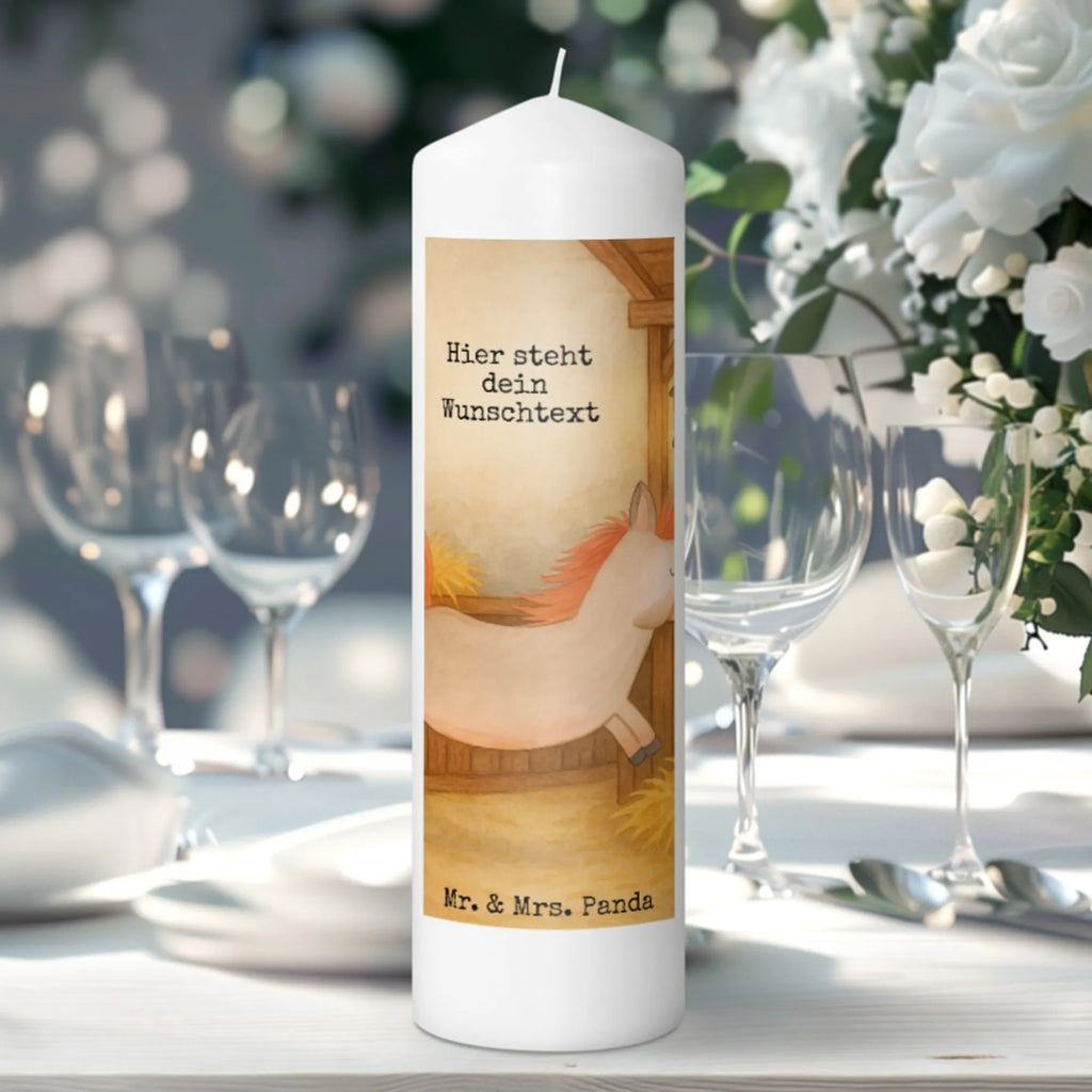 Personalisierte Kerze Pferd Springen Design Stearinkerze Mit Gravur, Kerze Für Geburtstag Mit Wunschname, Stumpenkerze Mit Namensgravur, Duftkerze Mit Namen, Kerze Mit Spruch Und Namen, Kommunionkerze Mit Namen, Personalisierte Kerze, Outdoor-Kerze Mit Namensgravur, Kerze Mit Namen, Tafelkerze Mit Wunschname, Holz-Kerze Mit Namen, Kerzen-Set Mit Namensgravur, Laternenkerze Mit Namensdruck, LED-Kerze Mit Wunschname, Firmungskerze Mit Wunschname, Stabkerze Mit Gravur, Trauerkerze Mit Namen, Grabkerze Mit Namensgravur, Sojawachskerze Mit Namensdruck, Streukerze Mit Namensdruck, Gedenkkerze Mit Namen, Andachtskerze Mit Namensgravur, Glas-Kerze Mit Wunschname, Tischkerze Mit Namensdruck, Metall-Kerze Mit Namensgravur, Bio-Kerze Mit Wunschname, Schwimmkerze Mit Namen, Blockkerze Mit Namensdruck, Kerze Mit Prägung Und Wunschname, Handgegossene Kerze Mit Namen, Taufekerze Mit Namensgravur, Adventskerze Mit Wunschname, Gartenkerze Mit Namen, Fair-Trade-Kerze Mit Namensgravur, Gastgeschenk Kerze Mit Namen, Osterkerze Mit Namen, Votivkerze Mit Wunschname, Teelicht Mit Namensdruck, Bienenwachskerze Mit Wunschname, Kerze Für Hochzeit Mit Namensgravur, Handgemachte Kerze Mit Wunschname, Weihnachtskerze Mit Namensgravur, Bauernhof, Hoftiere, Landwirt, Landwirtin, ausreiten, Pony, Stall, Pferd, Pferde, Pferdebesitzer, Pferdestall, reiten