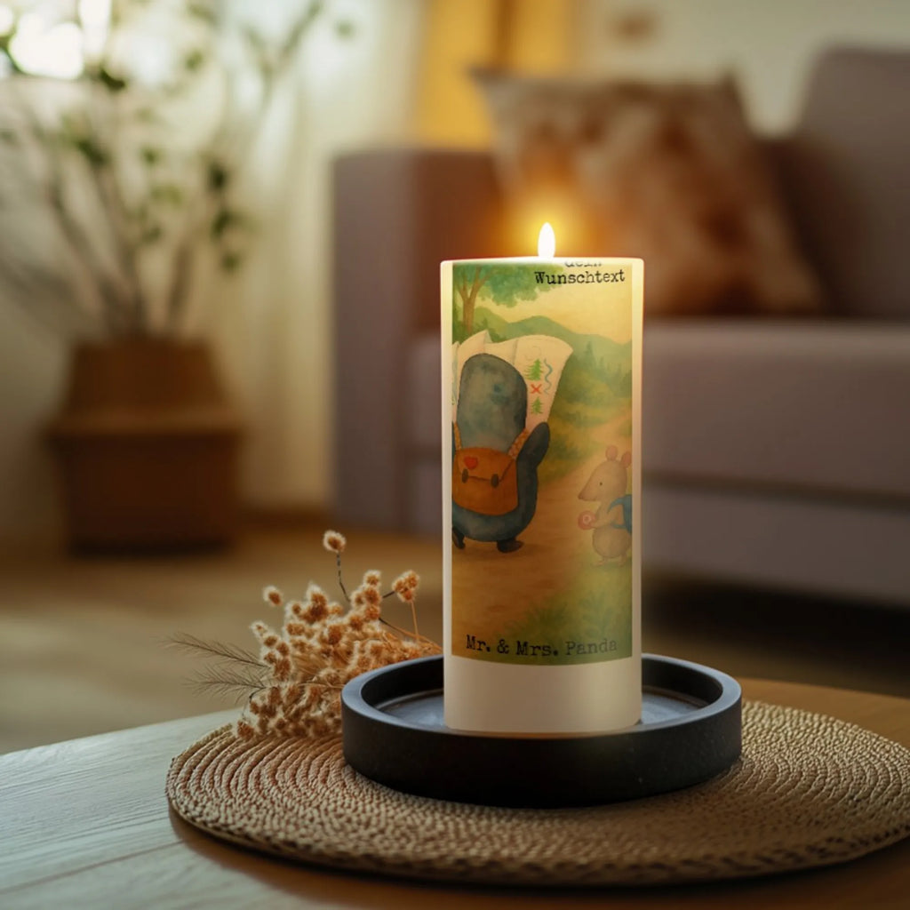 Personalisierte Kerze Pinguin & Maus Wanderer Design Sojawachskerze Mit Namensdruck, Bienenwachskerze Mit Wunschname, Outdoor-Kerze Mit Namensgravur, Votivkerze Mit Wunschname, Kerze Mit Prägung Und Wunschname, Tafelkerze Mit Wunschname, Handgegossene Kerze Mit Namen, Tischkerze Mit Namensdruck, Holz-Kerze Mit Namen, Teelicht Mit Namensdruck, Taufekerze Mit Namensgravur, Andachtskerze Mit Namensgravur, Trauerkerze Mit Namen, Metall-Kerze Mit Namensgravur, Kommunionkerze Mit Namen, Handgemachte Kerze Mit Wunschname, LED-Kerze Mit Wunschname, Grabkerze Mit Namensgravur, Kerzen-Set Mit Namensgravur, Kerze Mit Namen, Blockkerze Mit Namensdruck, Weihnachtskerze Mit Namensgravur, Duftkerze Mit Namen, Stumpenkerze Mit Namensgravur, Adventskerze Mit Wunschname, Fair-Trade-Kerze Mit Namensgravur, Stabkerze Mit Gravur, Kerze Mit Spruch Und Namen, Kerze Für Hochzeit Mit Namensgravur, Gedenkkerze Mit Namen, Personalisierte Kerze, Osterkerze Mit Namen, Glas-Kerze Mit Wunschname, Stearinkerze Mit Gravur, Gartenkerze Mit Namen, Gastgeschenk Kerze Mit Namen, Bio-Kerze Mit Wunschname, Schwimmkerze Mit Namen, Kerze Für Geburtstag Mit Wunschname, Firmungskerze Mit Wunschname, Laternenkerze Mit Namensdruck, Streukerze Mit Namensdruck, Pinguin, Abenteurer, Pinguine, Wanderlust, Roadtrip, Ausflug, Abenteuer, wandern