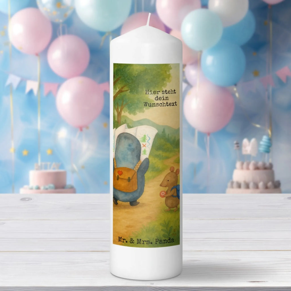 Personalisierte Kerze Pinguin & Maus Wanderer Design Sojawachskerze Mit Namensdruck, Bienenwachskerze Mit Wunschname, Outdoor-Kerze Mit Namensgravur, Votivkerze Mit Wunschname, Kerze Mit Prägung Und Wunschname, Tafelkerze Mit Wunschname, Handgegossene Kerze Mit Namen, Tischkerze Mit Namensdruck, Holz-Kerze Mit Namen, Teelicht Mit Namensdruck, Taufekerze Mit Namensgravur, Andachtskerze Mit Namensgravur, Trauerkerze Mit Namen, Metall-Kerze Mit Namensgravur, Kommunionkerze Mit Namen, Handgemachte Kerze Mit Wunschname, LED-Kerze Mit Wunschname, Grabkerze Mit Namensgravur, Kerzen-Set Mit Namensgravur, Kerze Mit Namen, Blockkerze Mit Namensdruck, Weihnachtskerze Mit Namensgravur, Duftkerze Mit Namen, Stumpenkerze Mit Namensgravur, Adventskerze Mit Wunschname, Fair-Trade-Kerze Mit Namensgravur, Stabkerze Mit Gravur, Kerze Mit Spruch Und Namen, Kerze Für Hochzeit Mit Namensgravur, Gedenkkerze Mit Namen, Personalisierte Kerze, Osterkerze Mit Namen, Glas-Kerze Mit Wunschname, Stearinkerze Mit Gravur, Gartenkerze Mit Namen, Gastgeschenk Kerze Mit Namen, Bio-Kerze Mit Wunschname, Schwimmkerze Mit Namen, Kerze Für Geburtstag Mit Wunschname, Firmungskerze Mit Wunschname, Laternenkerze Mit Namensdruck, Streukerze Mit Namensdruck, Pinguin, Abenteurer, Pinguine, Wanderlust, Roadtrip, Ausflug, Abenteuer, wandern