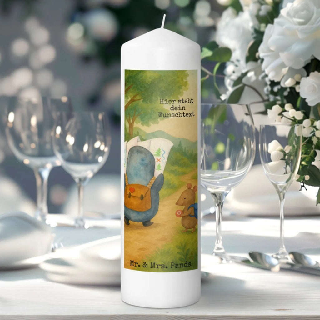 Personalisierte Kerze Pinguin & Maus Wanderer Design Sojawachskerze Mit Namensdruck, Bienenwachskerze Mit Wunschname, Outdoor-Kerze Mit Namensgravur, Votivkerze Mit Wunschname, Kerze Mit Prägung Und Wunschname, Tafelkerze Mit Wunschname, Handgegossene Kerze Mit Namen, Tischkerze Mit Namensdruck, Holz-Kerze Mit Namen, Teelicht Mit Namensdruck, Taufekerze Mit Namensgravur, Andachtskerze Mit Namensgravur, Trauerkerze Mit Namen, Metall-Kerze Mit Namensgravur, Kommunionkerze Mit Namen, Handgemachte Kerze Mit Wunschname, LED-Kerze Mit Wunschname, Grabkerze Mit Namensgravur, Kerzen-Set Mit Namensgravur, Kerze Mit Namen, Blockkerze Mit Namensdruck, Weihnachtskerze Mit Namensgravur, Duftkerze Mit Namen, Stumpenkerze Mit Namensgravur, Adventskerze Mit Wunschname, Fair-Trade-Kerze Mit Namensgravur, Stabkerze Mit Gravur, Kerze Mit Spruch Und Namen, Kerze Für Hochzeit Mit Namensgravur, Gedenkkerze Mit Namen, Personalisierte Kerze, Osterkerze Mit Namen, Glas-Kerze Mit Wunschname, Stearinkerze Mit Gravur, Gartenkerze Mit Namen, Gastgeschenk Kerze Mit Namen, Bio-Kerze Mit Wunschname, Schwimmkerze Mit Namen, Kerze Für Geburtstag Mit Wunschname, Firmungskerze Mit Wunschname, Laternenkerze Mit Namensdruck, Streukerze Mit Namensdruck, Pinguin, Abenteurer, Pinguine, Wanderlust, Roadtrip, Ausflug, Abenteuer, wandern