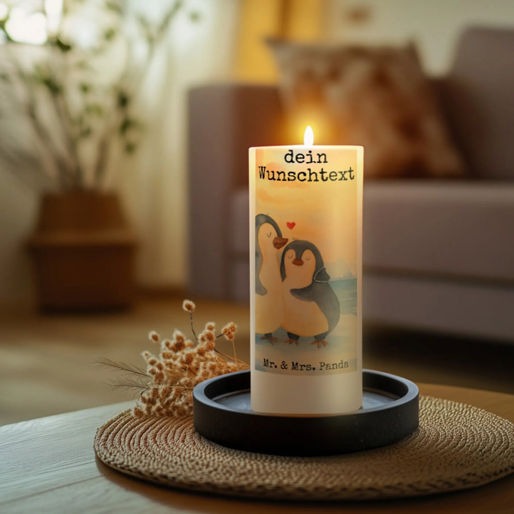 Personalisierte Kerze Pinguin umarmen Design Bio-Kerze Mit Wunschname, Holz-Kerze Mit Namen, Kerze Für Hochzeit Mit Namensgravur, Kerze Mit Spruch Und Namen, Gedenkkerze Mit Namen, Osterkerze Mit Namen, LED-Kerze Mit Wunschname, Kerze Mit Namen, Sojawachskerze Mit Namensdruck, Kerze Für Geburtstag Mit Wunschname, Metall-Kerze Mit Namensgravur, Weihnachtskerze Mit Namensgravur, Tischkerze Mit Namensdruck, Laternenkerze Mit Namensdruck, Stabkerze Mit Gravur, Schwimmkerze Mit Namen, Andachtskerze Mit Namensgravur, Taufekerze Mit Namensgravur, Kerze Mit Prägung Und Wunschname, Gastgeschenk Kerze Mit Namen, Handgegossene Kerze Mit Namen, Tafelkerze Mit Wunschname, Streukerze Mit Namensdruck, Grabkerze Mit Namensgravur, Outdoor-Kerze Mit Namensgravur, Trauerkerze Mit Namen, Kommunionkerze Mit Namen, Firmungskerze Mit Wunschname, Kerzen-Set Mit Namensgravur, Stearinkerze Mit Gravur, Stumpenkerze Mit Namensgravur, Duftkerze Mit Namen, Fair-Trade-Kerze Mit Namensgravur, Handgemachte Kerze Mit Wunschname, Gartenkerze Mit Namen, Adventskerze Mit Wunschname, Personalisierte Kerze, Votivkerze Mit Wunschname, Glas-Kerze Mit Wunschname, Teelicht Mit Namensdruck, Blockkerze Mit Namensdruck, Bienenwachskerze Mit Wunschname, Pinguin, Jahrestag, Hochzeit, Liebe, Liebesgeschenk, Hochzeitsgeschenk, Hochzeitstag, Liebesbeweis, Liebespaar, Verlobung