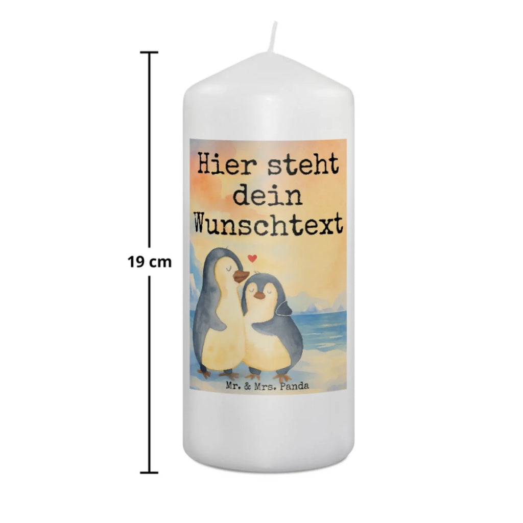 Personalisierte Kerze Pinguin umarmen Design Bio-Kerze Mit Wunschname, Holz-Kerze Mit Namen, Kerze Für Hochzeit Mit Namensgravur, Kerze Mit Spruch Und Namen, Gedenkkerze Mit Namen, Osterkerze Mit Namen, LED-Kerze Mit Wunschname, Kerze Mit Namen, Sojawachskerze Mit Namensdruck, Kerze Für Geburtstag Mit Wunschname, Metall-Kerze Mit Namensgravur, Weihnachtskerze Mit Namensgravur, Tischkerze Mit Namensdruck, Laternenkerze Mit Namensdruck, Stabkerze Mit Gravur, Schwimmkerze Mit Namen, Andachtskerze Mit Namensgravur, Taufekerze Mit Namensgravur, Kerze Mit Prägung Und Wunschname, Gastgeschenk Kerze Mit Namen, Handgegossene Kerze Mit Namen, Tafelkerze Mit Wunschname, Streukerze Mit Namensdruck, Grabkerze Mit Namensgravur, Outdoor-Kerze Mit Namensgravur, Trauerkerze Mit Namen, Kommunionkerze Mit Namen, Firmungskerze Mit Wunschname, Kerzen-Set Mit Namensgravur, Stearinkerze Mit Gravur, Stumpenkerze Mit Namensgravur, Duftkerze Mit Namen, Fair-Trade-Kerze Mit Namensgravur, Handgemachte Kerze Mit Wunschname, Gartenkerze Mit Namen, Adventskerze Mit Wunschname, Personalisierte Kerze, Votivkerze Mit Wunschname, Glas-Kerze Mit Wunschname, Teelicht Mit Namensdruck, Blockkerze Mit Namensdruck, Bienenwachskerze Mit Wunschname, Pinguin, Jahrestag, Hochzeit, Liebe, Liebesgeschenk, Hochzeitsgeschenk, Hochzeitstag, Liebesbeweis, Liebespaar, Verlobung