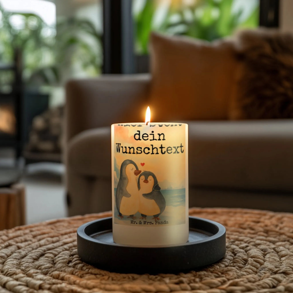 Personalisierte Kerze Pinguin umarmen Design Bio-Kerze Mit Wunschname, Holz-Kerze Mit Namen, Kerze Für Hochzeit Mit Namensgravur, Kerze Mit Spruch Und Namen, Gedenkkerze Mit Namen, Osterkerze Mit Namen, LED-Kerze Mit Wunschname, Kerze Mit Namen, Sojawachskerze Mit Namensdruck, Kerze Für Geburtstag Mit Wunschname, Metall-Kerze Mit Namensgravur, Weihnachtskerze Mit Namensgravur, Tischkerze Mit Namensdruck, Laternenkerze Mit Namensdruck, Stabkerze Mit Gravur, Schwimmkerze Mit Namen, Andachtskerze Mit Namensgravur, Taufekerze Mit Namensgravur, Kerze Mit Prägung Und Wunschname, Gastgeschenk Kerze Mit Namen, Handgegossene Kerze Mit Namen, Tafelkerze Mit Wunschname, Streukerze Mit Namensdruck, Grabkerze Mit Namensgravur, Outdoor-Kerze Mit Namensgravur, Trauerkerze Mit Namen, Kommunionkerze Mit Namen, Firmungskerze Mit Wunschname, Kerzen-Set Mit Namensgravur, Stearinkerze Mit Gravur, Stumpenkerze Mit Namensgravur, Duftkerze Mit Namen, Fair-Trade-Kerze Mit Namensgravur, Handgemachte Kerze Mit Wunschname, Gartenkerze Mit Namen, Adventskerze Mit Wunschname, Personalisierte Kerze, Votivkerze Mit Wunschname, Glas-Kerze Mit Wunschname, Teelicht Mit Namensdruck, Blockkerze Mit Namensdruck, Bienenwachskerze Mit Wunschname, Pinguin, Jahrestag, Hochzeit, Liebe, Liebesgeschenk, Hochzeitsgeschenk, Hochzeitstag, Liebesbeweis, Liebespaar, Verlobung