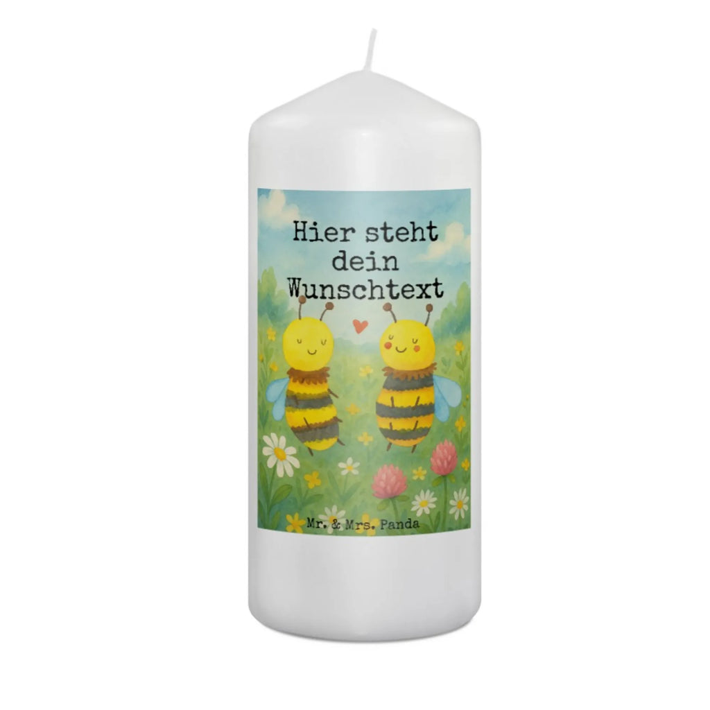 Personalisierte Kerze Biene Verliebt Design Kerze Mit Namen, Schwimmkerze Mit Namen, Weihnachtskerze Mit Namensgravur, Kerze Mit Spruch Und Namen, Stearinkerze Mit Gravur, Kerze Für Hochzeit Mit Namensgravur, Glas-Kerze Mit Wunschname, Metall-Kerze Mit Namensgravur, LED-Kerze Mit Wunschname, Stabkerze Mit Gravur, Kerze Mit Prägung Und Wunschname, Trauerkerze Mit Namen, Osterkerze Mit Namen, Duftkerze Mit Namen, Kommunionkerze Mit Namen, Streukerze Mit Namensdruck, Bienenwachskerze Mit Wunschname, Grabkerze Mit Namensgravur, Handgemachte Kerze Mit Wunschname, Teelicht Mit Namensdruck, Gartenkerze Mit Namen, Fair-Trade-Kerze Mit Namensgravur, Sojawachskerze Mit Namensdruck, Handgegossene Kerze Mit Namen, Kerze Für Geburtstag Mit Wunschname, Tischkerze Mit Namensdruck, Gastgeschenk Kerze Mit Namen, Adventskerze Mit Wunschname, Andachtskerze Mit Namensgravur, Stumpenkerze Mit Namensgravur, Bio-Kerze Mit Wunschname, Firmungskerze Mit Wunschname, Kerzen-Set Mit Namensgravur, Gedenkkerze Mit Namen, Personalisierte Kerze, Votivkerze Mit Wunschname, Tafelkerze Mit Wunschname, Blockkerze Mit Namensdruck, Outdoor-Kerze Mit Namensgravur, Taufekerze Mit Namensgravur, Holz-Kerze Mit Namen, Laternenkerze Mit Namensdruck, Biene, Wespe, Hummel