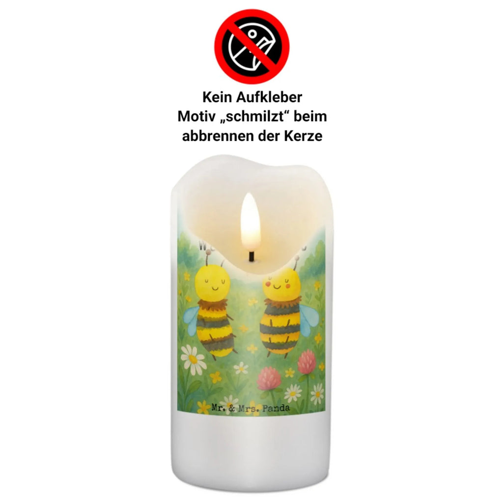 Personalisierte Kerze Biene Verliebt Design Kerze Mit Namen, Schwimmkerze Mit Namen, Weihnachtskerze Mit Namensgravur, Kerze Mit Spruch Und Namen, Stearinkerze Mit Gravur, Kerze Für Hochzeit Mit Namensgravur, Glas-Kerze Mit Wunschname, Metall-Kerze Mit Namensgravur, LED-Kerze Mit Wunschname, Stabkerze Mit Gravur, Kerze Mit Prägung Und Wunschname, Trauerkerze Mit Namen, Osterkerze Mit Namen, Duftkerze Mit Namen, Kommunionkerze Mit Namen, Streukerze Mit Namensdruck, Bienenwachskerze Mit Wunschname, Grabkerze Mit Namensgravur, Handgemachte Kerze Mit Wunschname, Teelicht Mit Namensdruck, Gartenkerze Mit Namen, Fair-Trade-Kerze Mit Namensgravur, Sojawachskerze Mit Namensdruck, Handgegossene Kerze Mit Namen, Kerze Für Geburtstag Mit Wunschname, Tischkerze Mit Namensdruck, Gastgeschenk Kerze Mit Namen, Adventskerze Mit Wunschname, Andachtskerze Mit Namensgravur, Stumpenkerze Mit Namensgravur, Bio-Kerze Mit Wunschname, Firmungskerze Mit Wunschname, Kerzen-Set Mit Namensgravur, Gedenkkerze Mit Namen, Personalisierte Kerze, Votivkerze Mit Wunschname, Tafelkerze Mit Wunschname, Blockkerze Mit Namensdruck, Outdoor-Kerze Mit Namensgravur, Taufekerze Mit Namensgravur, Holz-Kerze Mit Namen, Laternenkerze Mit Namensdruck, Biene, Wespe, Hummel