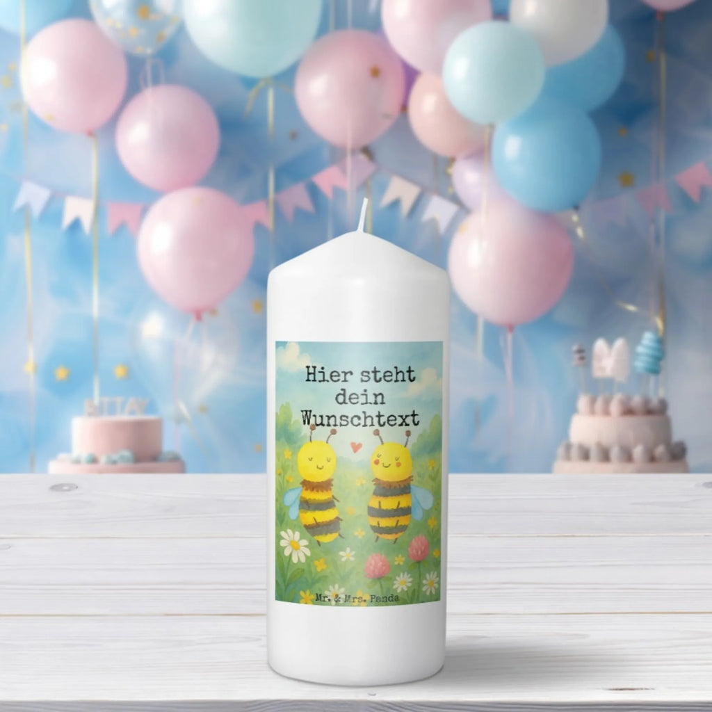 Personalisierte Kerze Biene Verliebt Design Kerze Mit Namen, Schwimmkerze Mit Namen, Weihnachtskerze Mit Namensgravur, Kerze Mit Spruch Und Namen, Stearinkerze Mit Gravur, Kerze Für Hochzeit Mit Namensgravur, Glas-Kerze Mit Wunschname, Metall-Kerze Mit Namensgravur, LED-Kerze Mit Wunschname, Stabkerze Mit Gravur, Kerze Mit Prägung Und Wunschname, Trauerkerze Mit Namen, Osterkerze Mit Namen, Duftkerze Mit Namen, Kommunionkerze Mit Namen, Streukerze Mit Namensdruck, Bienenwachskerze Mit Wunschname, Grabkerze Mit Namensgravur, Handgemachte Kerze Mit Wunschname, Teelicht Mit Namensdruck, Gartenkerze Mit Namen, Fair-Trade-Kerze Mit Namensgravur, Sojawachskerze Mit Namensdruck, Handgegossene Kerze Mit Namen, Kerze Für Geburtstag Mit Wunschname, Tischkerze Mit Namensdruck, Gastgeschenk Kerze Mit Namen, Adventskerze Mit Wunschname, Andachtskerze Mit Namensgravur, Stumpenkerze Mit Namensgravur, Bio-Kerze Mit Wunschname, Firmungskerze Mit Wunschname, Kerzen-Set Mit Namensgravur, Gedenkkerze Mit Namen, Personalisierte Kerze, Votivkerze Mit Wunschname, Tafelkerze Mit Wunschname, Blockkerze Mit Namensdruck, Outdoor-Kerze Mit Namensgravur, Taufekerze Mit Namensgravur, Holz-Kerze Mit Namen, Laternenkerze Mit Namensdruck, Biene, Wespe, Hummel