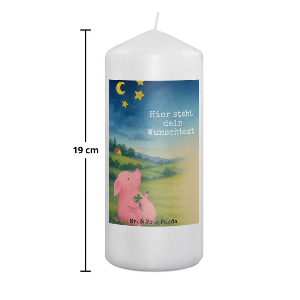 Personalisierte Kerze Schwein Glück Design Duftkerze Mit Namen, Teelicht Mit Namensdruck, Stumpenkerze Mit Namensgravur, Stearinkerze Mit Gravur, Stabkerze Mit Gravur, Osterkerze Mit Namen, Blockkerze Mit Namensdruck, Personalisierte Kerze, Taufekerze Mit Namensgravur, Gastgeschenk Kerze Mit Namen, Holz-Kerze Mit Namen, Kerze Mit Spruch Und Namen, Streukerze Mit Namensdruck, Schwimmkerze Mit Namen, Andachtskerze Mit Namensgravur, Weihnachtskerze Mit Namensgravur, Adventskerze Mit Wunschname, Firmungskerze Mit Wunschname, Laternenkerze Mit Namensdruck, Glas-Kerze Mit Wunschname, Tafelkerze Mit Wunschname, Handgemachte Kerze Mit Wunschname, Grabkerze Mit Namensgravur, Trauerkerze Mit Namen, Kommunionkerze Mit Namen, Tischkerze Mit Namensdruck, Gedenkkerze Mit Namen, Handgegossene Kerze Mit Namen, Votivkerze Mit Wunschname, Gartenkerze Mit Namen, Kerzen-Set Mit Namensgravur, Bienenwachskerze Mit Wunschname, Kerze Für Geburtstag Mit Wunschname, Sojawachskerze Mit Namensdruck, Kerze Für Hochzeit Mit Namensgravur, Kerze Mit Namen, LED-Kerze Mit Wunschname, Metall-Kerze Mit Namensgravur, Bio-Kerze Mit Wunschname, Outdoor-Kerze Mit Namensgravur, Fair-Trade-Kerze Mit Namensgravur, Kerze Mit Prägung Und Wunschname, Tiermotive, Gute Laune, lustige Sprüche, Tiere, Motivation, Glücksschwein. Glück, Schwein, Glücksbringer, Sterne, Schweinchen, Ziele, Sernchen, Träume