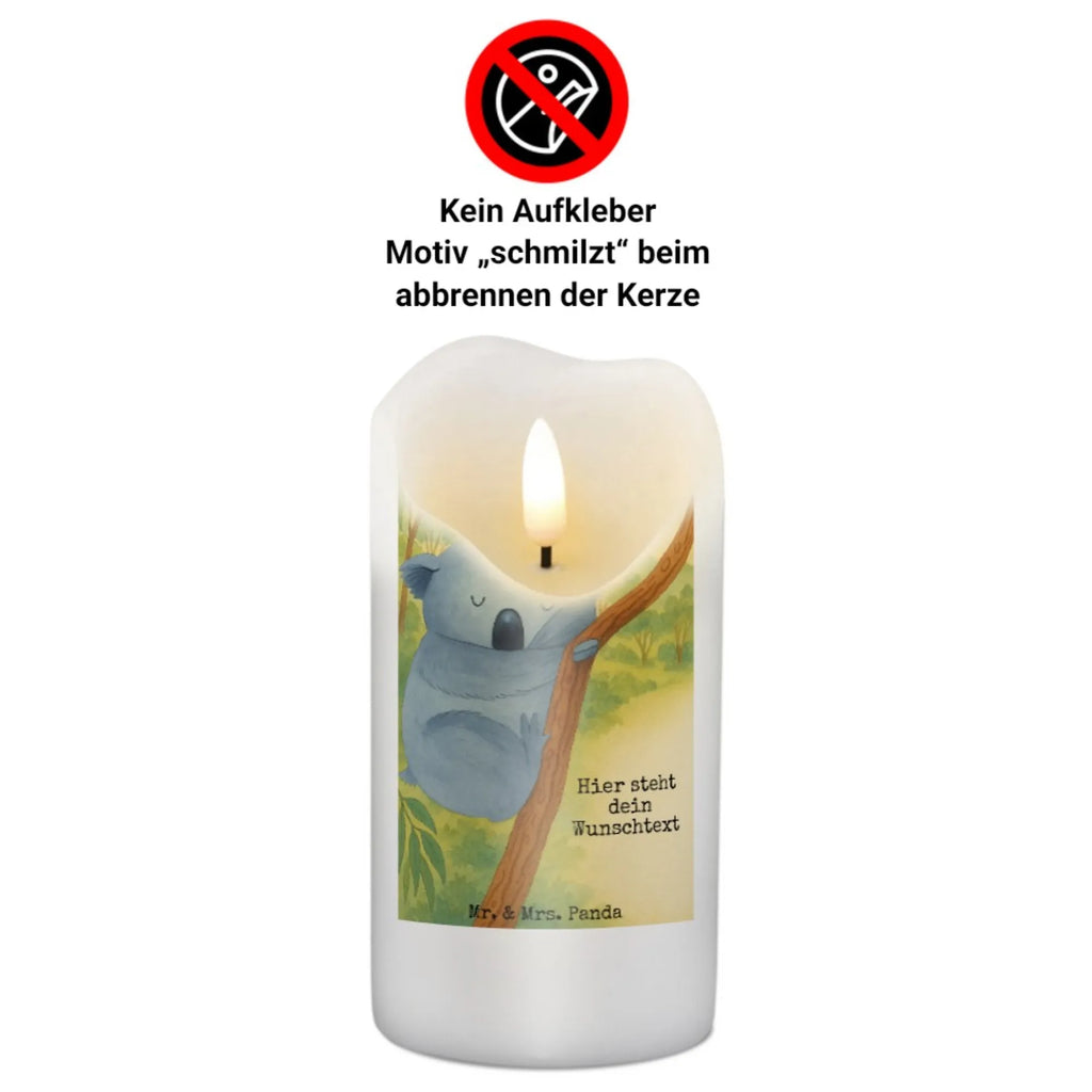 Personalisierte Kerze Koalabär Design LED-Kerze Mit Wunschname, Kerze Für Geburtstag Mit Wunschname, Tafelkerze Mit Wunschname, Stabkerze Mit Gravur, Firmungskerze Mit Wunschname, Gedenkkerze Mit Namen, Stumpenkerze Mit Namensgravur, Metall-Kerze Mit Namensgravur, Bio-Kerze Mit Wunschname, Weihnachtskerze Mit Namensgravur, Osterkerze Mit Namen, Bienenwachskerze Mit Wunschname, Trauerkerze Mit Namen, Sojawachskerze Mit Namensdruck, Gartenkerze Mit Namen, Fair-Trade-Kerze Mit Namensgravur, Teelicht Mit Namensdruck, Votivkerze Mit Wunschname, Kerze Mit Spruch Und Namen, Taufekerze Mit Namensgravur, Kerze Mit Prägung Und Wunschname, Streukerze Mit Namensdruck, Outdoor-Kerze Mit Namensgravur, Kerzen-Set Mit Namensgravur, Laternenkerze Mit Namensdruck, Adventskerze Mit Wunschname, Schwimmkerze Mit Namen, Kerze Für Hochzeit Mit Namensgravur, Andachtskerze Mit Namensgravur, Duftkerze Mit Namen, Stearinkerze Mit Gravur, Kommunionkerze Mit Namen, Kerze Mit Namen, Handgegossene Kerze Mit Namen, Tischkerze Mit Namensdruck, Glas-Kerze Mit Wunschname, Handgemachte Kerze Mit Wunschname, Grabkerze Mit Namensgravur, Personalisierte Kerze, Gastgeschenk Kerze Mit Namen, Holz-Kerze Mit Namen, Blockkerze Mit Namensdruck, Tiermotive, Gute Laune, lustige Sprüche, Tiere, Koalabär, träumen, Bär, Traumland, Koala, Schlafzimmer, schlafen, Traum