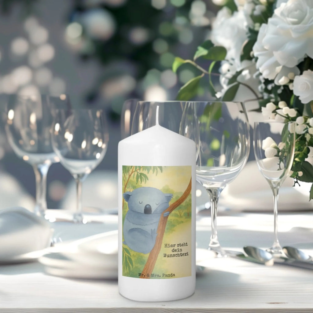 Personalisierte Kerze Koalabär Design LED-Kerze Mit Wunschname, Kerze Für Geburtstag Mit Wunschname, Tafelkerze Mit Wunschname, Stabkerze Mit Gravur, Firmungskerze Mit Wunschname, Gedenkkerze Mit Namen, Stumpenkerze Mit Namensgravur, Metall-Kerze Mit Namensgravur, Bio-Kerze Mit Wunschname, Weihnachtskerze Mit Namensgravur, Osterkerze Mit Namen, Bienenwachskerze Mit Wunschname, Trauerkerze Mit Namen, Sojawachskerze Mit Namensdruck, Gartenkerze Mit Namen, Fair-Trade-Kerze Mit Namensgravur, Teelicht Mit Namensdruck, Votivkerze Mit Wunschname, Kerze Mit Spruch Und Namen, Taufekerze Mit Namensgravur, Kerze Mit Prägung Und Wunschname, Streukerze Mit Namensdruck, Outdoor-Kerze Mit Namensgravur, Kerzen-Set Mit Namensgravur, Laternenkerze Mit Namensdruck, Adventskerze Mit Wunschname, Schwimmkerze Mit Namen, Kerze Für Hochzeit Mit Namensgravur, Andachtskerze Mit Namensgravur, Duftkerze Mit Namen, Stearinkerze Mit Gravur, Kommunionkerze Mit Namen, Kerze Mit Namen, Handgegossene Kerze Mit Namen, Tischkerze Mit Namensdruck, Glas-Kerze Mit Wunschname, Handgemachte Kerze Mit Wunschname, Grabkerze Mit Namensgravur, Personalisierte Kerze, Gastgeschenk Kerze Mit Namen, Holz-Kerze Mit Namen, Blockkerze Mit Namensdruck, Tiermotive, Gute Laune, lustige Sprüche, Tiere, Koalabär, träumen, Bär, Traumland, Koala, Schlafzimmer, schlafen, Traum