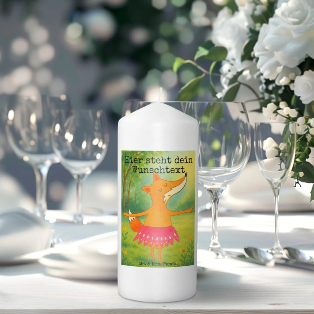 Personalisierte Kerze Fuchs Ballerina Design Stumpenkerze Mit Namensgravur, Holz-Kerze Mit Namen, Handgegossene Kerze Mit Namen, Adventskerze Mit Wunschname, Personalisierte Kerze, Taufekerze Mit Namensgravur, Kerze Für Geburtstag Mit Wunschname, Osterkerze Mit Namen, Teelicht Mit Namensdruck, Glas-Kerze Mit Wunschname, Sojawachskerze Mit Namensdruck, Metall-Kerze Mit Namensgravur, Bio-Kerze Mit Wunschname, Kerzen-Set Mit Namensgravur, Stabkerze Mit Gravur, Trauerkerze Mit Namen, Votivkerze Mit Wunschname, Kerze Für Hochzeit Mit Namensgravur, Tafelkerze Mit Wunschname, Schwimmkerze Mit Namen, Andachtskerze Mit Namensgravur, Streukerze Mit Namensdruck, Gastgeschenk Kerze Mit Namen, Kerze Mit Spruch Und Namen, Kerze Mit Namen, Stearinkerze Mit Gravur, Kommunionkerze Mit Namen, Fair-Trade-Kerze Mit Namensgravur, Bienenwachskerze Mit Wunschname, Firmungskerze Mit Wunschname, Weihnachtskerze Mit Namensgravur, Blockkerze Mit Namensdruck, Gartenkerze Mit Namen, Duftkerze Mit Namen, Handgemachte Kerze Mit Wunschname, Grabkerze Mit Namensgravur, Kerze Mit Prägung Und Wunschname, Outdoor-Kerze Mit Namensgravur, LED-Kerze Mit Wunschname, Gedenkkerze Mit Namen, Tischkerze Mit Namensdruck, Laternenkerze Mit Namensdruck, Fuchs, Geburtstag, Füchsin, Ballett, Einladung, Tänzerin, Party, Fuchs Spruch, Füchse, Ballerina, Tanzen