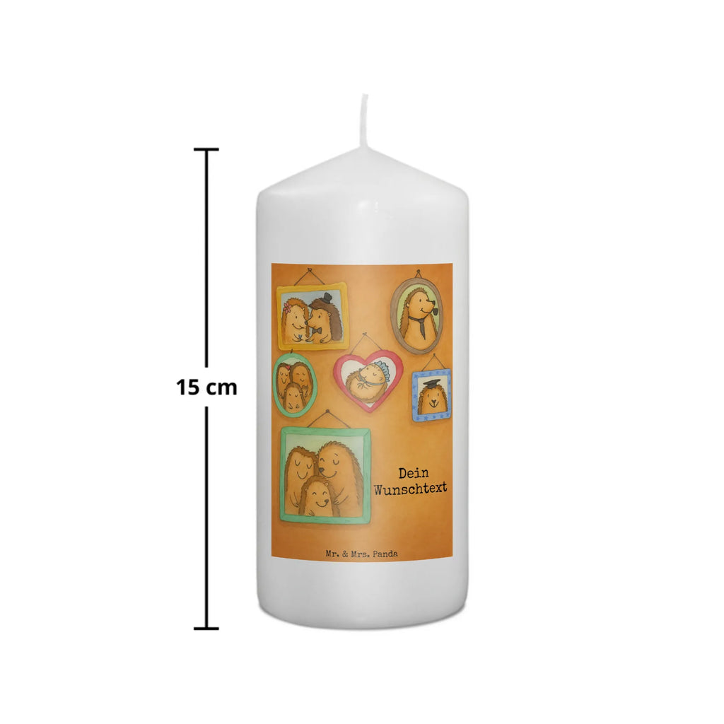 Personalisierte Kerze Igel Familie Design Teelicht Mit Namensdruck, Tischkerze Mit Namensdruck, Handgemachte Kerze Mit Wunschname, Gedenkkerze Mit Namen, Sojawachskerze Mit Namensdruck, Metall-Kerze Mit Namensgravur, Trauerkerze Mit Namen, Stearinkerze Mit Gravur, Fair-Trade-Kerze Mit Namensgravur, Kerze Mit Prägung Und Wunschname, Kerze Für Geburtstag Mit Wunschname, Gastgeschenk Kerze Mit Namen, Streukerze Mit Namensdruck, Osterkerze Mit Namen, Andachtskerze Mit Namensgravur, Kerze Mit Namen, LED-Kerze Mit Wunschname, Duftkerze Mit Namen, Blockkerze Mit Namensdruck, Kerze Mit Spruch Und Namen, Holz-Kerze Mit Namen, Firmungskerze Mit Wunschname, Personalisierte Kerze, Weihnachtskerze Mit Namensgravur, Stabkerze Mit Gravur, Adventskerze Mit Wunschname, Outdoor-Kerze Mit Namensgravur, Glas-Kerze Mit Wunschname, Grabkerze Mit Namensgravur, Handgegossene Kerze Mit Namen, Bienenwachskerze Mit Wunschname, Taufekerze Mit Namensgravur, Schwimmkerze Mit Namen, Kommunionkerze Mit Namen, Kerzen-Set Mit Namensgravur, Gartenkerze Mit Namen, Tafelkerze Mit Wunschname, Stumpenkerze Mit Namensgravur, Kerze Für Hochzeit Mit Namensgravur, Votivkerze Mit Wunschname, Laternenkerze Mit Namensdruck, Bio-Kerze Mit Wunschname, Familie, Vatertag, Muttertag, Bruder, Schwester, Mama, Papa, Oma, Opa, Igel, Zusammenhalt, Liebe, Bilder, Glück