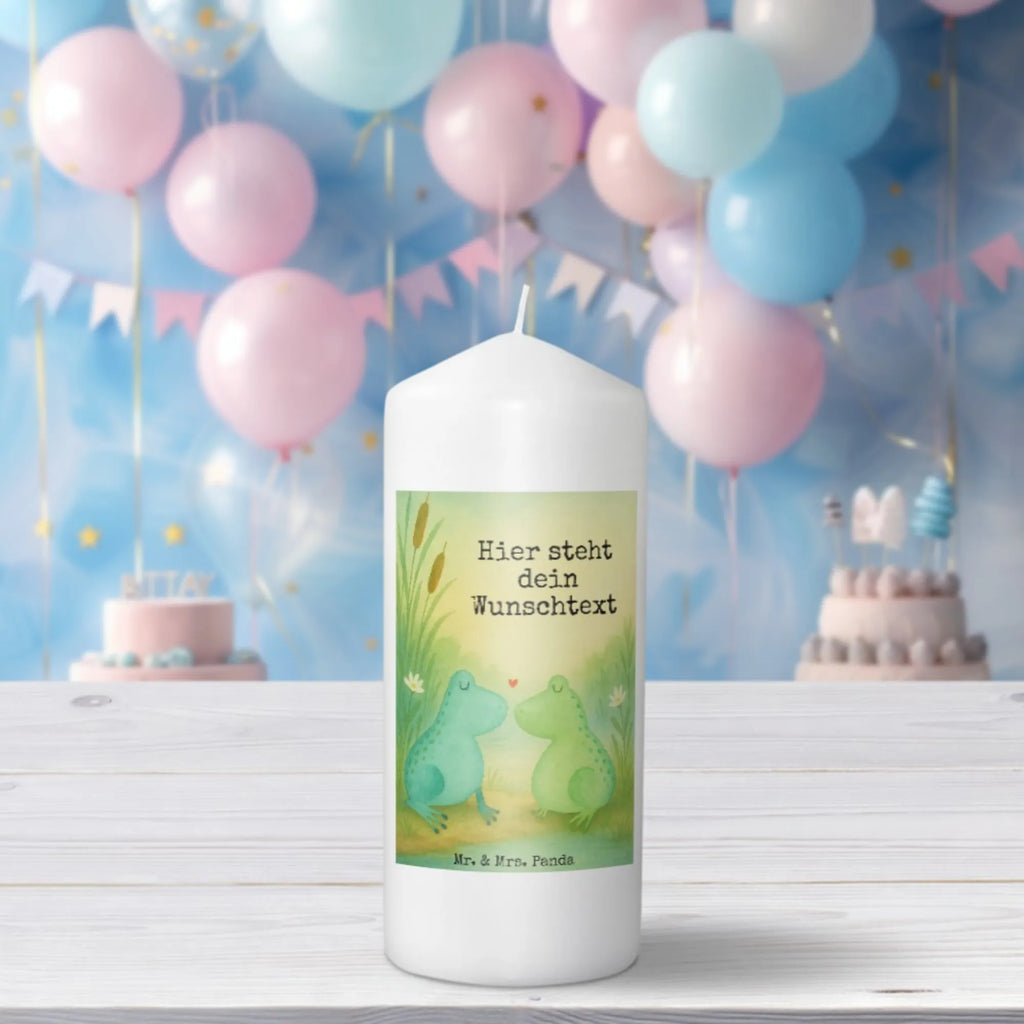 Personalisierte Kerze Frosch Liebe Design Votivkerze Mit Wunschname, Laternenkerze Mit Namensdruck, Kerze Mit Spruch Und Namen, Gedenkkerze Mit Namen, Blockkerze Mit Namensdruck, Tischkerze Mit Namensdruck, Duftkerze Mit Namen, Streukerze Mit Namensdruck, Handgegossene Kerze Mit Namen, Bienenwachskerze Mit Wunschname, Grabkerze Mit Namensgravur, Adventskerze Mit Wunschname, Bio-Kerze Mit Wunschname, Fair-Trade-Kerze Mit Namensgravur, Metall-Kerze Mit Namensgravur, Stearinkerze Mit Gravur, Glas-Kerze Mit Wunschname, Weihnachtskerze Mit Namensgravur, Outdoor-Kerze Mit Namensgravur, Holz-Kerze Mit Namen, Stumpenkerze Mit Namensgravur, Kommunionkerze Mit Namen, Andachtskerze Mit Namensgravur, Sojawachskerze Mit Namensdruck, Personalisierte Kerze, Gastgeschenk Kerze Mit Namen, Kerze Mit Namen, Kerze Für Hochzeit Mit Namensgravur, Handgemachte Kerze Mit Wunschname, Osterkerze Mit Namen, Gartenkerze Mit Namen, Taufekerze Mit Namensgravur, Teelicht Mit Namensdruck, Kerze Für Geburtstag Mit Wunschname, Kerze Mit Prägung Und Wunschname, LED-Kerze Mit Wunschname, Trauerkerze Mit Namen, Firmungskerze Mit Wunschname, Schwimmkerze Mit Namen, Stabkerze Mit Gravur, Tafelkerze Mit Wunschname, Kerzen-Set Mit Namensgravur, Liebe, Partner, Freund, Freundin, Ehemann, Ehefrau, Heiraten, Verlobung, Heiratsantrag, Liebesgeschenk, Jahrestag, Hocheitstag, Geschenk Freundin, Frosch, Verliebt, Hochzeitstag, Verlobt, Liebesbeweis, Geschenk Freund, Geschenk Hochzeit, Verheiratet, Frösche, Froschkönig, Fröschchen