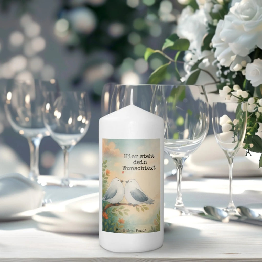 Personalisierte Kerze Turteltauben Liebe Design Metall-Kerze Mit Namensgravur, Laternenkerze Mit Namensdruck, Sojawachskerze Mit Namensdruck, Trauerkerze Mit Namen, Kerzen-Set Mit Namensgravur, Bio-Kerze Mit Wunschname, Tischkerze Mit Namensdruck, Adventskerze Mit Wunschname, Votivkerze Mit Wunschname, Teelicht Mit Namensdruck, Kerze Mit Spruch Und Namen, Kerze Mit Namen, Handgegossene Kerze Mit Namen, Gartenkerze Mit Namen, Handgemachte Kerze Mit Wunschname, Holz-Kerze Mit Namen, Duftkerze Mit Namen, Stumpenkerze Mit Namensgravur, Stearinkerze Mit Gravur, Kerze Mit Prägung Und Wunschname, Andachtskerze Mit Namensgravur, Blockkerze Mit Namensdruck, Tafelkerze Mit Wunschname, Kommunionkerze Mit Namen, Firmungskerze Mit Wunschname, Fair-Trade-Kerze Mit Namensgravur, Streukerze Mit Namensdruck, Grabkerze Mit Namensgravur, Glas-Kerze Mit Wunschname, Kerze Für Hochzeit Mit Namensgravur, Gastgeschenk Kerze Mit Namen, Personalisierte Kerze, Weihnachtskerze Mit Namensgravur, Outdoor-Kerze Mit Namensgravur, LED-Kerze Mit Wunschname, Bienenwachskerze Mit Wunschname, Stabkerze Mit Gravur, Kerze Für Geburtstag Mit Wunschname, Schwimmkerze Mit Namen, Taufekerze Mit Namensgravur, Gedenkkerze Mit Namen, Osterkerze Mit Namen, Liebe, Partner, Freund, Freundin, Ehemann, Ehefrau, Heiraten, Verlobung, Heiratsantrag, Liebesgeschenk, Jahrestag, Hocheitstag, Turteltäubchen, Liebesbeweis, Geschenk Freundin, Turteltauben, Verheiratet, Verliebt, Geschenk Freund, Verlobt, Geschenk Hochzeit, Tauben, Hochzeitstag