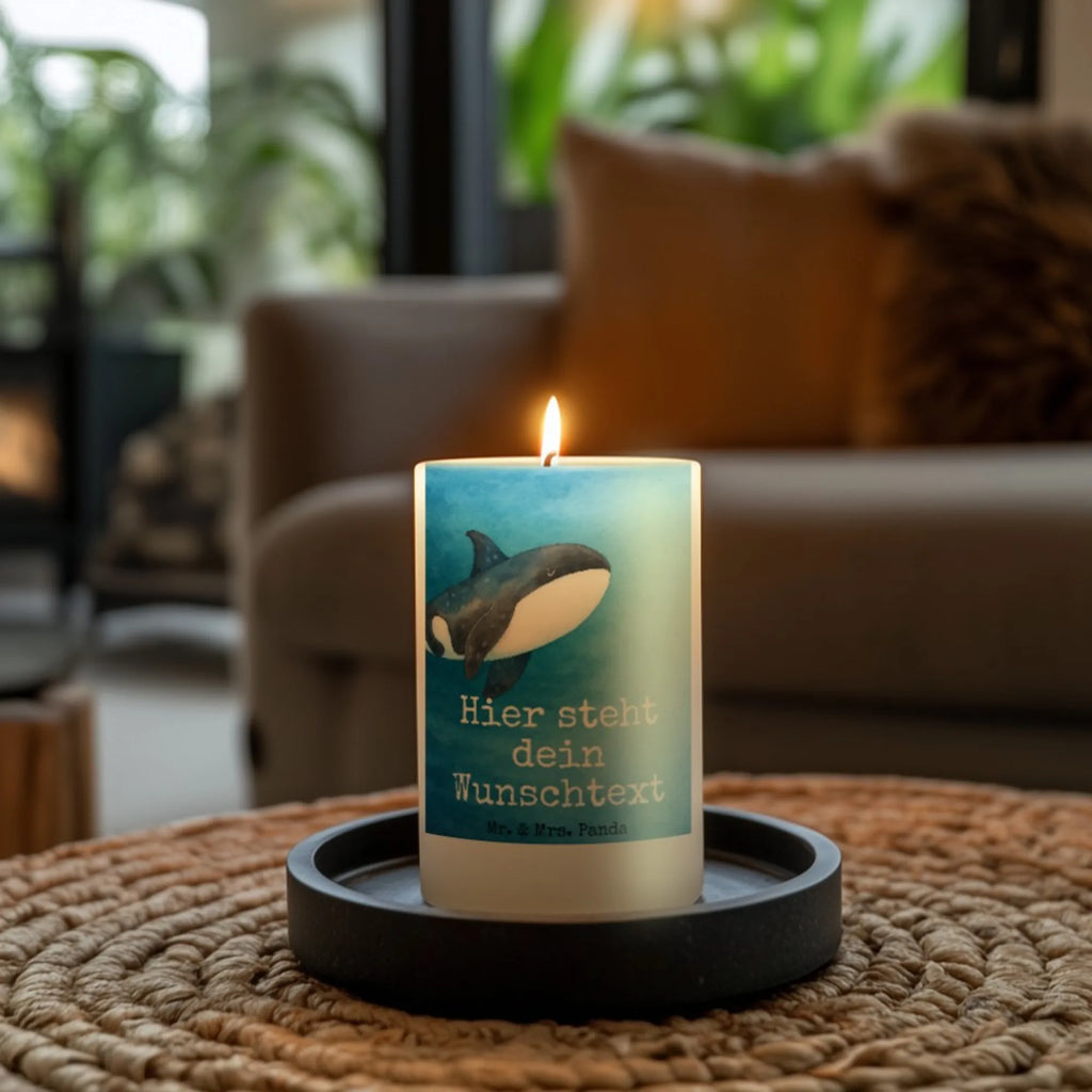 Personalisierte Kerze Orca Design Sojawachskerze Mit Namensdruck, Kerze Für Hochzeit Mit Namensgravur, Adventskerze Mit Wunschname, Votivkerze Mit Wunschname, LED-Kerze Mit Wunschname, Handgegossene Kerze Mit Namen, Trauerkerze Mit Namen, Stabkerze Mit Gravur, Grabkerze Mit Namensgravur, Tischkerze Mit Namensdruck, Bio-Kerze Mit Wunschname, Kerze Mit Namen, Outdoor-Kerze Mit Namensgravur, Holz-Kerze Mit Namen, Blockkerze Mit Namensdruck, Kerze Mit Prägung Und Wunschname, Fair-Trade-Kerze Mit Namensgravur, Kommunionkerze Mit Namen, Teelicht Mit Namensdruck, Firmungskerze Mit Wunschname, Kerze Für Geburtstag Mit Wunschname, Gedenkkerze Mit Namen, Metall-Kerze Mit Namensgravur, Stearinkerze Mit Gravur, Kerze Mit Spruch Und Namen, Duftkerze Mit Namen, Schwimmkerze Mit Namen, Streukerze Mit Namensdruck, Bienenwachskerze Mit Wunschname, Kerzen-Set Mit Namensgravur, Gartenkerze Mit Namen, Tafelkerze Mit Wunschname, Taufekerze Mit Namensgravur, Weihnachtskerze Mit Namensgravur, Handgemachte Kerze Mit Wunschname, Glas-Kerze Mit Wunschname, Gastgeschenk Kerze Mit Namen, Osterkerze Mit Namen, Andachtskerze Mit Namensgravur, Personalisierte Kerze, Stumpenkerze Mit Namensgravur, Laternenkerze Mit Namensdruck, Meerestiere, Meer, Urlaub, Motivation, Arbeit, Wal, Killerwal, Startup, Büro, Orcas, Selbstliebe, Neustart, Orca, Möglichkeiten
