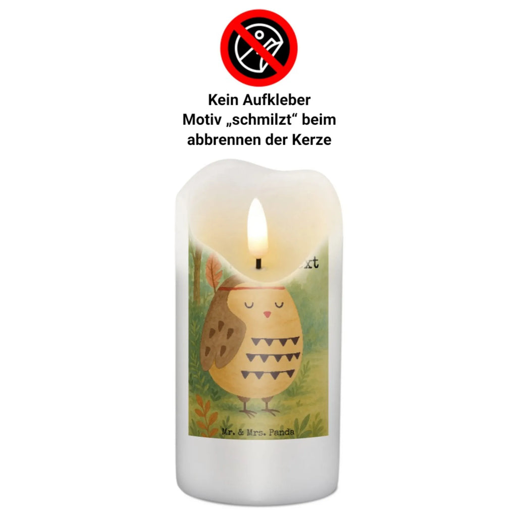 Personalisierte Kerze Eule Federschmuck Design Taufekerze Mit Namensgravur, Kerze Mit Spruch Und Namen, Streukerze Mit Namensdruck, Grabkerze Mit Namensgravur, Personalisierte Kerze, Schwimmkerze Mit Namen, Kerze Für Hochzeit Mit Namensgravur, Handgegossene Kerze Mit Namen, Duftkerze Mit Namen, Adventskerze Mit Wunschname, Holz-Kerze Mit Namen, Teelicht Mit Namensdruck, Votivkerze Mit Wunschname, Trauerkerze Mit Namen, Kerze Mit Namen, Gedenkkerze Mit Namen, Metall-Kerze Mit Namensgravur, Tischkerze Mit Namensdruck, Fair-Trade-Kerze Mit Namensgravur, Stumpenkerze Mit Namensgravur, Stabkerze Mit Gravur, Bienenwachskerze Mit Wunschname, LED-Kerze Mit Wunschname, Andachtskerze Mit Namensgravur, Kommunionkerze Mit Namen, Laternenkerze Mit Namensdruck, Gartenkerze Mit Namen, Kerzen-Set Mit Namensgravur, Weihnachtskerze Mit Namensgravur, Bio-Kerze Mit Wunschname, Stearinkerze Mit Gravur, Kerze Mit Prägung Und Wunschname, Gastgeschenk Kerze Mit Namen, Blockkerze Mit Namensdruck, Outdoor-Kerze Mit Namensgravur, Sojawachskerze Mit Namensdruck, Glas-Kerze Mit Wunschname, Firmungskerze Mit Wunschname, Osterkerze Mit Namen, Handgemachte Kerze Mit Wunschname, Kerze Für Geburtstag Mit Wunschname, Tafelkerze Mit Wunschname, Eule, Dekoration, Owl, Federschmuck, Das Leben ist ein Abenteuer, Reisespruch, Eule Deko