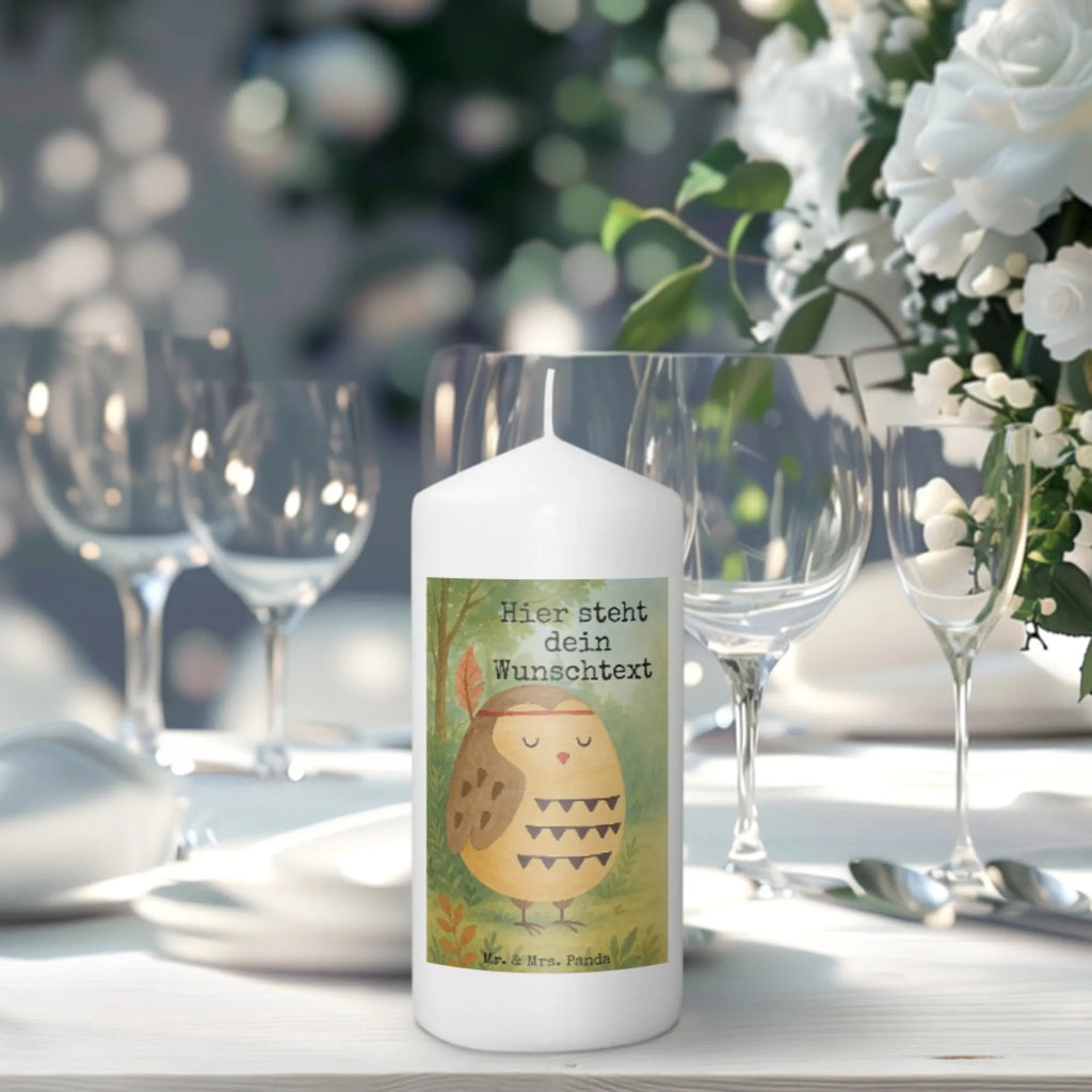 Personalisierte Kerze Eule Federschmuck Design Taufekerze Mit Namensgravur, Kerze Mit Spruch Und Namen, Streukerze Mit Namensdruck, Grabkerze Mit Namensgravur, Personalisierte Kerze, Schwimmkerze Mit Namen, Kerze Für Hochzeit Mit Namensgravur, Handgegossene Kerze Mit Namen, Duftkerze Mit Namen, Adventskerze Mit Wunschname, Holz-Kerze Mit Namen, Teelicht Mit Namensdruck, Votivkerze Mit Wunschname, Trauerkerze Mit Namen, Kerze Mit Namen, Gedenkkerze Mit Namen, Metall-Kerze Mit Namensgravur, Tischkerze Mit Namensdruck, Fair-Trade-Kerze Mit Namensgravur, Stumpenkerze Mit Namensgravur, Stabkerze Mit Gravur, Bienenwachskerze Mit Wunschname, LED-Kerze Mit Wunschname, Andachtskerze Mit Namensgravur, Kommunionkerze Mit Namen, Laternenkerze Mit Namensdruck, Gartenkerze Mit Namen, Kerzen-Set Mit Namensgravur, Weihnachtskerze Mit Namensgravur, Bio-Kerze Mit Wunschname, Stearinkerze Mit Gravur, Kerze Mit Prägung Und Wunschname, Gastgeschenk Kerze Mit Namen, Blockkerze Mit Namensdruck, Outdoor-Kerze Mit Namensgravur, Sojawachskerze Mit Namensdruck, Glas-Kerze Mit Wunschname, Firmungskerze Mit Wunschname, Osterkerze Mit Namen, Handgemachte Kerze Mit Wunschname, Kerze Für Geburtstag Mit Wunschname, Tafelkerze Mit Wunschname, Eule, Dekoration, Owl, Federschmuck, Das Leben ist ein Abenteuer, Reisespruch, Eule Deko