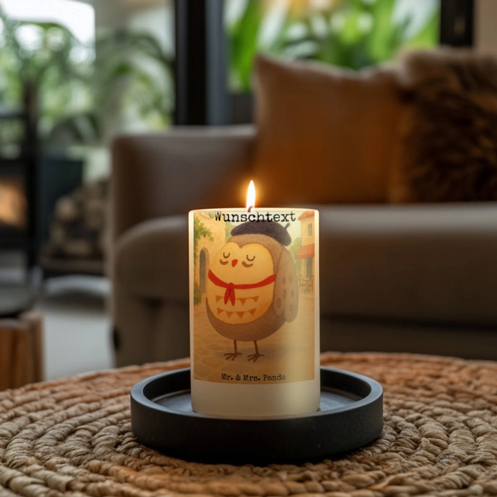 Personalisierte Kerze Eule Frankreich Design Kerze Mit Prägung Und Wunschname, Weihnachtskerze Mit Namensgravur, Kerze Mit Spruch Und Namen, Duftkerze Mit Namen, Teelicht Mit Namensdruck, Stearinkerze Mit Gravur, Fair-Trade-Kerze Mit Namensgravur, Andachtskerze Mit Namensgravur, Blockkerze Mit Namensdruck, Bio-Kerze Mit Wunschname, Laternenkerze Mit Namensdruck, Taufekerze Mit Namensgravur, Kerze Für Geburtstag Mit Wunschname, Adventskerze Mit Wunschname, Schwimmkerze Mit Namen, Stumpenkerze Mit Namensgravur, Votivkerze Mit Wunschname, Tafelkerze Mit Wunschname, Kerze Mit Namen, Kerzen-Set Mit Namensgravur, Stabkerze Mit Gravur, Sojawachskerze Mit Namensdruck, Streukerze Mit Namensdruck, Gedenkkerze Mit Namen, Holz-Kerze Mit Namen, Osterkerze Mit Namen, Kerze Für Hochzeit Mit Namensgravur, Handgemachte Kerze Mit Wunschname, Outdoor-Kerze Mit Namensgravur, Metall-Kerze Mit Namensgravur, Kommunionkerze Mit Namen, LED-Kerze Mit Wunschname, Grabkerze Mit Namensgravur, Tischkerze Mit Namensdruck, Glas-Kerze Mit Wunschname, Handgegossene Kerze Mit Namen, Gartenkerze Mit Namen, Personalisierte Kerze, Firmungskerze Mit Wunschname, Gastgeschenk Kerze Mit Namen, Trauerkerze Mit Namen, Bienenwachskerze Mit Wunschname, Eule, Owl, Frankreich, Eulen, hibou, Spruch Französisch, Spruch schön, das Leben ist schön, Eule Deko, La vie est belle