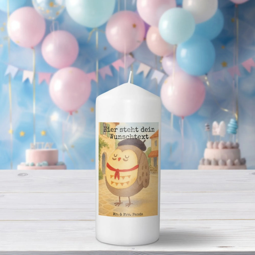 Personalisierte Kerze Eule Frankreich Design Kerze Mit Prägung Und Wunschname, Weihnachtskerze Mit Namensgravur, Kerze Mit Spruch Und Namen, Duftkerze Mit Namen, Teelicht Mit Namensdruck, Stearinkerze Mit Gravur, Fair-Trade-Kerze Mit Namensgravur, Andachtskerze Mit Namensgravur, Blockkerze Mit Namensdruck, Bio-Kerze Mit Wunschname, Laternenkerze Mit Namensdruck, Taufekerze Mit Namensgravur, Kerze Für Geburtstag Mit Wunschname, Adventskerze Mit Wunschname, Schwimmkerze Mit Namen, Stumpenkerze Mit Namensgravur, Votivkerze Mit Wunschname, Tafelkerze Mit Wunschname, Kerze Mit Namen, Kerzen-Set Mit Namensgravur, Stabkerze Mit Gravur, Sojawachskerze Mit Namensdruck, Streukerze Mit Namensdruck, Gedenkkerze Mit Namen, Holz-Kerze Mit Namen, Osterkerze Mit Namen, Kerze Für Hochzeit Mit Namensgravur, Handgemachte Kerze Mit Wunschname, Outdoor-Kerze Mit Namensgravur, Metall-Kerze Mit Namensgravur, Kommunionkerze Mit Namen, LED-Kerze Mit Wunschname, Grabkerze Mit Namensgravur, Tischkerze Mit Namensdruck, Glas-Kerze Mit Wunschname, Handgegossene Kerze Mit Namen, Gartenkerze Mit Namen, Personalisierte Kerze, Firmungskerze Mit Wunschname, Gastgeschenk Kerze Mit Namen, Trauerkerze Mit Namen, Bienenwachskerze Mit Wunschname, Eule, Owl, Frankreich, Eulen, hibou, Spruch Französisch, Spruch schön, das Leben ist schön, Eule Deko, La vie est belle