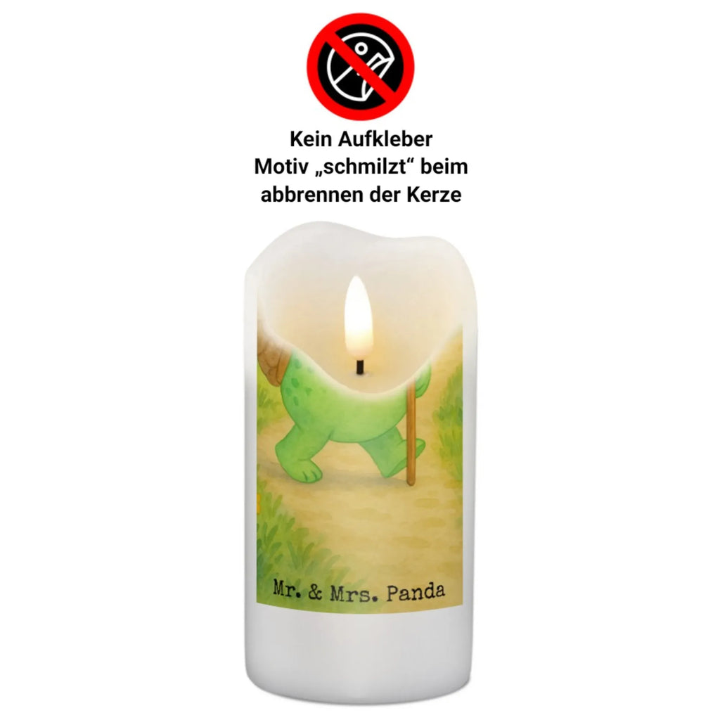 Personalisierte Kerze Schildkröte Wanderer Design Fair-Trade-Kerze Mit Namensgravur, Stearinkerze Mit Gravur, Kerze Mit Namen, Kommunionkerze Mit Namen, Laternenkerze Mit Namensdruck, Kerze Mit Spruch Und Namen, LED-Kerze Mit Wunschname, Andachtskerze Mit Namensgravur, Weihnachtskerze Mit Namensgravur, Blockkerze Mit Namensdruck, Duftkerze Mit Namen, Teelicht Mit Namensdruck, Handgemachte Kerze Mit Wunschname, Gastgeschenk Kerze Mit Namen, Holz-Kerze Mit Namen, Gartenkerze Mit Namen, Glas-Kerze Mit Wunschname, Handgegossene Kerze Mit Namen, Stumpenkerze Mit Namensgravur, Grabkerze Mit Namensgravur, Votivkerze Mit Wunschname, Sojawachskerze Mit Namensdruck, Stabkerze Mit Gravur, Gedenkkerze Mit Namen, Schwimmkerze Mit Namen, Bio-Kerze Mit Wunschname, Kerzen-Set Mit Namensgravur, Bienenwachskerze Mit Wunschname, Firmungskerze Mit Wunschname, Tischkerze Mit Namensdruck, Kerze Mit Prägung Und Wunschname, Osterkerze Mit Namen, Kerze Für Hochzeit Mit Namensgravur, Streukerze Mit Namensdruck, Metall-Kerze Mit Namensgravur, Kerze Für Geburtstag Mit Wunschname, Outdoor-Kerze Mit Namensgravur, Trauerkerze Mit Namen, Tafelkerze Mit Wunschname, Personalisierte Kerze, Taufekerze Mit Namensgravur, Adventskerze Mit Wunschname, Schildkröte, Schildkröten, Motivation, Motivationsspruch, Motivationssprüche, Neuanfang