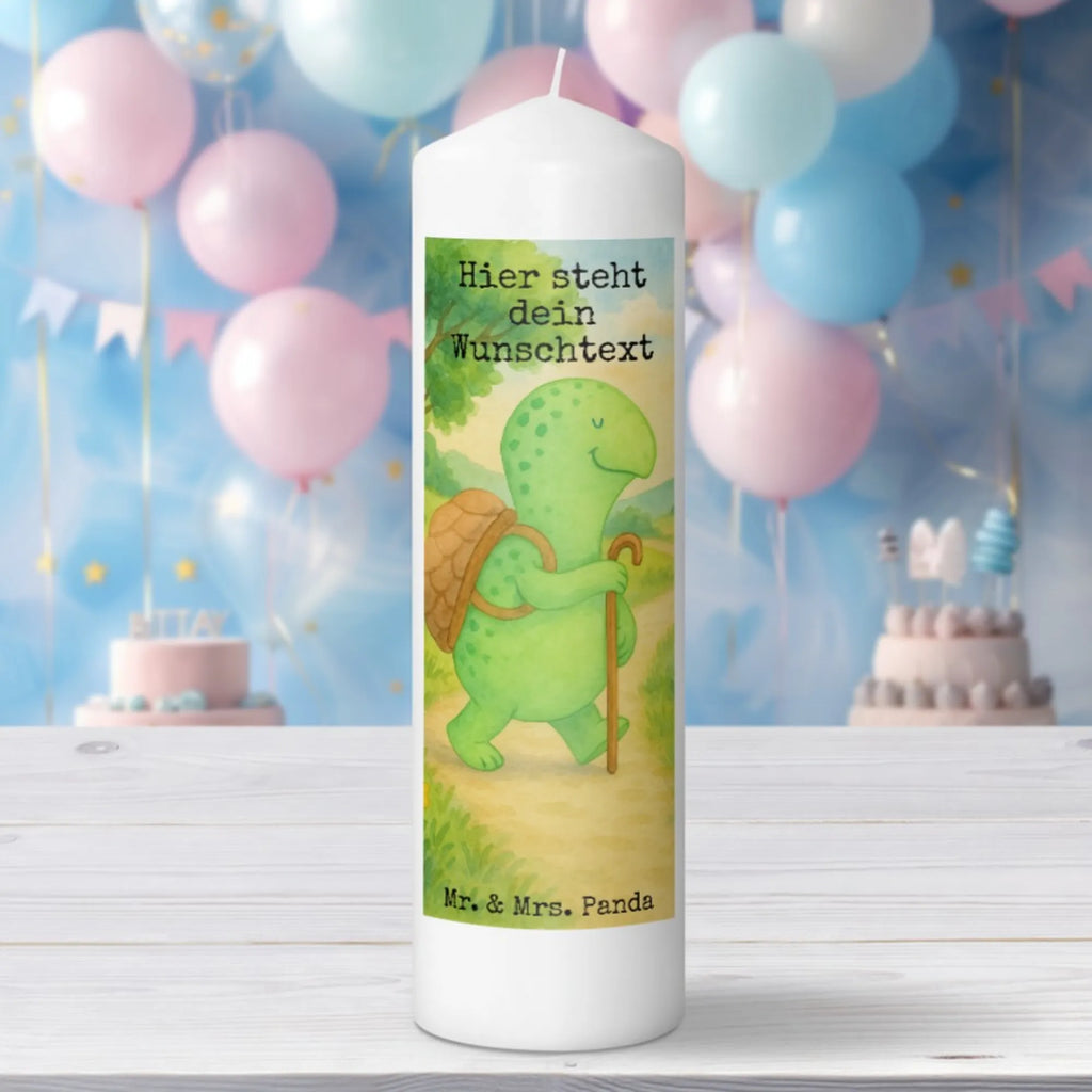 Personalisierte Kerze Schildkröte Wanderer Design Fair-Trade-Kerze Mit Namensgravur, Stearinkerze Mit Gravur, Kerze Mit Namen, Kommunionkerze Mit Namen, Laternenkerze Mit Namensdruck, Kerze Mit Spruch Und Namen, LED-Kerze Mit Wunschname, Andachtskerze Mit Namensgravur, Weihnachtskerze Mit Namensgravur, Blockkerze Mit Namensdruck, Duftkerze Mit Namen, Teelicht Mit Namensdruck, Handgemachte Kerze Mit Wunschname, Gastgeschenk Kerze Mit Namen, Holz-Kerze Mit Namen, Gartenkerze Mit Namen, Glas-Kerze Mit Wunschname, Handgegossene Kerze Mit Namen, Stumpenkerze Mit Namensgravur, Grabkerze Mit Namensgravur, Votivkerze Mit Wunschname, Sojawachskerze Mit Namensdruck, Stabkerze Mit Gravur, Gedenkkerze Mit Namen, Schwimmkerze Mit Namen, Bio-Kerze Mit Wunschname, Kerzen-Set Mit Namensgravur, Bienenwachskerze Mit Wunschname, Firmungskerze Mit Wunschname, Tischkerze Mit Namensdruck, Kerze Mit Prägung Und Wunschname, Osterkerze Mit Namen, Kerze Für Hochzeit Mit Namensgravur, Streukerze Mit Namensdruck, Metall-Kerze Mit Namensgravur, Kerze Für Geburtstag Mit Wunschname, Outdoor-Kerze Mit Namensgravur, Trauerkerze Mit Namen, Tafelkerze Mit Wunschname, Personalisierte Kerze, Taufekerze Mit Namensgravur, Adventskerze Mit Wunschname, Schildkröte, Schildkröten, Motivation, Motivationsspruch, Motivationssprüche, Neuanfang