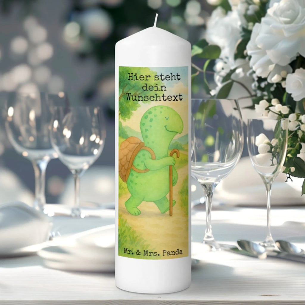 Personalisierte Kerze Schildkröte Wanderer Design Fair-Trade-Kerze Mit Namensgravur, Stearinkerze Mit Gravur, Kerze Mit Namen, Kommunionkerze Mit Namen, Laternenkerze Mit Namensdruck, Kerze Mit Spruch Und Namen, LED-Kerze Mit Wunschname, Andachtskerze Mit Namensgravur, Weihnachtskerze Mit Namensgravur, Blockkerze Mit Namensdruck, Duftkerze Mit Namen, Teelicht Mit Namensdruck, Handgemachte Kerze Mit Wunschname, Gastgeschenk Kerze Mit Namen, Holz-Kerze Mit Namen, Gartenkerze Mit Namen, Glas-Kerze Mit Wunschname, Handgegossene Kerze Mit Namen, Stumpenkerze Mit Namensgravur, Grabkerze Mit Namensgravur, Votivkerze Mit Wunschname, Sojawachskerze Mit Namensdruck, Stabkerze Mit Gravur, Gedenkkerze Mit Namen, Schwimmkerze Mit Namen, Bio-Kerze Mit Wunschname, Kerzen-Set Mit Namensgravur, Bienenwachskerze Mit Wunschname, Firmungskerze Mit Wunschname, Tischkerze Mit Namensdruck, Kerze Mit Prägung Und Wunschname, Osterkerze Mit Namen, Kerze Für Hochzeit Mit Namensgravur, Streukerze Mit Namensdruck, Metall-Kerze Mit Namensgravur, Kerze Für Geburtstag Mit Wunschname, Outdoor-Kerze Mit Namensgravur, Trauerkerze Mit Namen, Tafelkerze Mit Wunschname, Personalisierte Kerze, Taufekerze Mit Namensgravur, Adventskerze Mit Wunschname, Schildkröte, Schildkröten, Motivation, Motivationsspruch, Motivationssprüche, Neuanfang