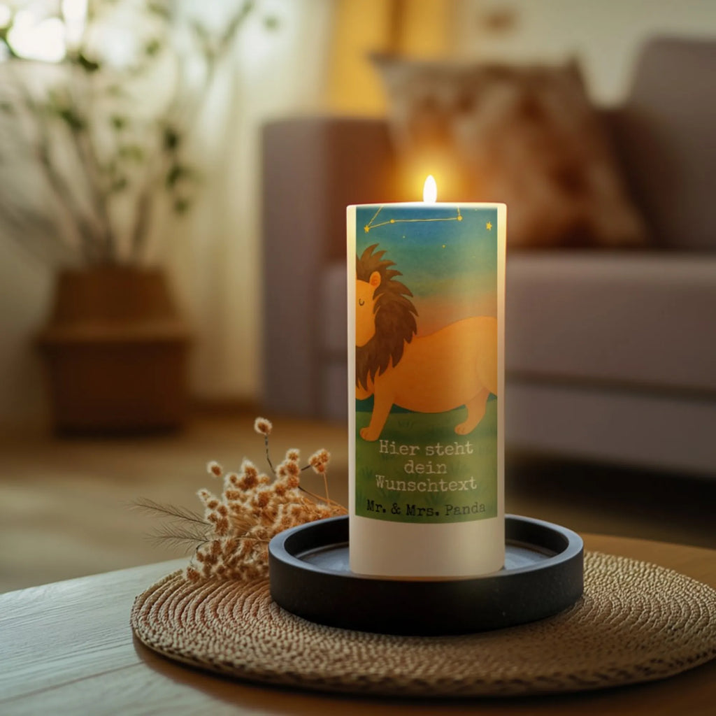 Personalisierte Kerze Sternzeichen Löwe Design Handgemachte Kerze Mit Wunschname, Andachtskerze Mit Namensgravur, Kerze Für Geburtstag Mit Wunschname, Bio-Kerze Mit Wunschname, Weihnachtskerze Mit Namensgravur, Blockkerze Mit Namensdruck, Stabkerze Mit Gravur, Trauerkerze Mit Namen, Kerzen-Set Mit Namensgravur, Personalisierte Kerze, Stumpenkerze Mit Namensgravur, Outdoor-Kerze Mit Namensgravur, Gartenkerze Mit Namen, Kommunionkerze Mit Namen, Kerze Mit Namen, Grabkerze Mit Namensgravur, Osterkerze Mit Namen, Gedenkkerze Mit Namen, Taufekerze Mit Namensgravur, Metall-Kerze Mit Namensgravur, Tischkerze Mit Namensdruck, Firmungskerze Mit Wunschname, Fair-Trade-Kerze Mit Namensgravur, Gastgeschenk Kerze Mit Namen, Tafelkerze Mit Wunschname, Sojawachskerze Mit Namensdruck, Stearinkerze Mit Gravur, Handgegossene Kerze Mit Namen, Kerze Mit Spruch Und Namen, Glas-Kerze Mit Wunschname, Kerze Für Hochzeit Mit Namensgravur, Schwimmkerze Mit Namen, Duftkerze Mit Namen, Laternenkerze Mit Namensdruck, Votivkerze Mit Wunschname, Teelicht Mit Namensdruck, Holz-Kerze Mit Namen, LED-Kerze Mit Wunschname, Kerze Mit Prägung Und Wunschname, Adventskerze Mit Wunschname, Streukerze Mit Namensdruck, Bienenwachskerze Mit Wunschname, Tierkreiszeichen, Sternzeichen, Horoskop, Astrologie, Aszendent, Löwe Geschenk, Geschenk Juli, Löwe Sternzeichen, König der Tiere, Geschenk August, Geburtstag August, Geburtstag Juli
