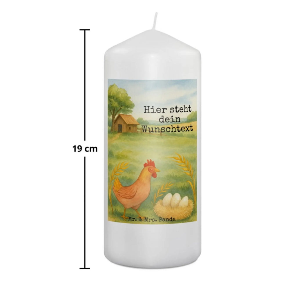 Personalisierte Kerze Huhn Stolz Design Blockkerze Mit Namensdruck, Bio-Kerze Mit Wunschname, Adventskerze Mit Wunschname, Sojawachskerze Mit Namensdruck, Tischkerze Mit Namensdruck, Laternenkerze Mit Namensdruck, Tafelkerze Mit Wunschname, Fair-Trade-Kerze Mit Namensgravur, Gastgeschenk Kerze Mit Namen, Votivkerze Mit Wunschname, Metall-Kerze Mit Namensgravur, Kerze Für Hochzeit Mit Namensgravur, Andachtskerze Mit Namensgravur, Osterkerze Mit Namen, Kerzen-Set Mit Namensgravur, Stumpenkerze Mit Namensgravur, LED-Kerze Mit Wunschname, Kerze Mit Namen, Glas-Kerze Mit Wunschname, Kerze Mit Spruch Und Namen, Streukerze Mit Namensdruck, Stearinkerze Mit Gravur, Teelicht Mit Namensdruck, Duftkerze Mit Namen, Grabkerze Mit Namensgravur, Stabkerze Mit Gravur, Schwimmkerze Mit Namen, Weihnachtskerze Mit Namensgravur, Handgemachte Kerze Mit Wunschname, Kerze Mit Prägung Und Wunschname, Firmungskerze Mit Wunschname, Gedenkkerze Mit Namen, Handgegossene Kerze Mit Namen, Kerze Für Geburtstag Mit Wunschname, Personalisierte Kerze, Trauerkerze Mit Namen, Holz-Kerze Mit Namen, Gartenkerze Mit Namen, Kommunionkerze Mit Namen, Bienenwachskerze Mit Wunschname, Taufekerze Mit Namensgravur, Outdoor-Kerze Mit Namensgravur, Bauernhof, Hoftiere, Landwirt, Landwirtin, Schwangerschaft, Magie, Hühner, Landleben, Hahn, Henne, Motivation, Eier, Geburt, Hof, Spruch
