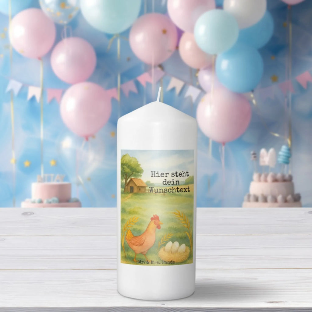 Personalisierte Kerze Huhn Stolz Design Blockkerze Mit Namensdruck, Bio-Kerze Mit Wunschname, Adventskerze Mit Wunschname, Sojawachskerze Mit Namensdruck, Tischkerze Mit Namensdruck, Laternenkerze Mit Namensdruck, Tafelkerze Mit Wunschname, Fair-Trade-Kerze Mit Namensgravur, Gastgeschenk Kerze Mit Namen, Votivkerze Mit Wunschname, Metall-Kerze Mit Namensgravur, Kerze Für Hochzeit Mit Namensgravur, Andachtskerze Mit Namensgravur, Osterkerze Mit Namen, Kerzen-Set Mit Namensgravur, Stumpenkerze Mit Namensgravur, LED-Kerze Mit Wunschname, Kerze Mit Namen, Glas-Kerze Mit Wunschname, Kerze Mit Spruch Und Namen, Streukerze Mit Namensdruck, Stearinkerze Mit Gravur, Teelicht Mit Namensdruck, Duftkerze Mit Namen, Grabkerze Mit Namensgravur, Stabkerze Mit Gravur, Schwimmkerze Mit Namen, Weihnachtskerze Mit Namensgravur, Handgemachte Kerze Mit Wunschname, Kerze Mit Prägung Und Wunschname, Firmungskerze Mit Wunschname, Gedenkkerze Mit Namen, Handgegossene Kerze Mit Namen, Kerze Für Geburtstag Mit Wunschname, Personalisierte Kerze, Trauerkerze Mit Namen, Holz-Kerze Mit Namen, Gartenkerze Mit Namen, Kommunionkerze Mit Namen, Bienenwachskerze Mit Wunschname, Taufekerze Mit Namensgravur, Outdoor-Kerze Mit Namensgravur, Bauernhof, Hoftiere, Landwirt, Landwirtin, Schwangerschaft, Magie, Hühner, Landleben, Hahn, Henne, Motivation, Eier, Geburt, Hof, Spruch