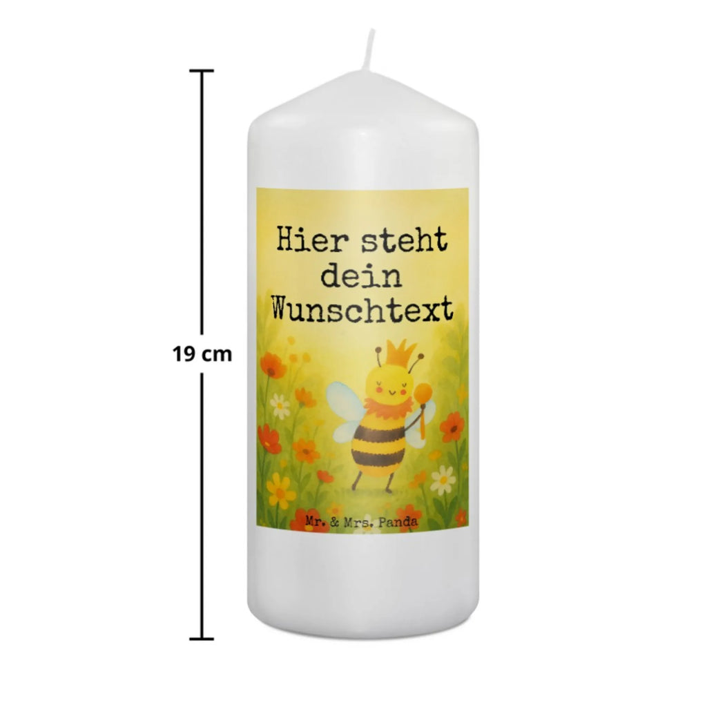 Personalisierte Kerze Biene König Design Kerze Mit Namen, Duftkerze Mit Namen, Weihnachtskerze Mit Namensgravur, Kerzen-Set Mit Namensgravur, Tafelkerze Mit Wunschname, LED-Kerze Mit Wunschname, Bienenwachskerze Mit Wunschname, Bio-Kerze Mit Wunschname, Teelicht Mit Namensdruck, Firmungskerze Mit Wunschname, Kerze Für Geburtstag Mit Wunschname, Handgegossene Kerze Mit Namen, Metall-Kerze Mit Namensgravur, Handgemachte Kerze Mit Wunschname, Stearinkerze Mit Gravur, Adventskerze Mit Wunschname, Kerze Für Hochzeit Mit Namensgravur, Kerze Mit Spruch Und Namen, Streukerze Mit Namensdruck, Schwimmkerze Mit Namen, Kerze Mit Prägung Und Wunschname, Gedenkkerze Mit Namen, Blockkerze Mit Namensdruck, Grabkerze Mit Namensgravur, Taufekerze Mit Namensgravur, Osterkerze Mit Namen, Gartenkerze Mit Namen, Glas-Kerze Mit Wunschname, Sojawachskerze Mit Namensdruck, Stabkerze Mit Gravur, Personalisierte Kerze, Holz-Kerze Mit Namen, Votivkerze Mit Wunschname, Stumpenkerze Mit Namensgravur, Laternenkerze Mit Namensdruck, Fair-Trade-Kerze Mit Namensgravur, Outdoor-Kerze Mit Namensgravur, Gastgeschenk Kerze Mit Namen, Andachtskerze Mit Namensgravur, Tischkerze Mit Namensdruck, Trauerkerze Mit Namen, Kommunionkerze Mit Namen, Biene, Wespe, Hummel