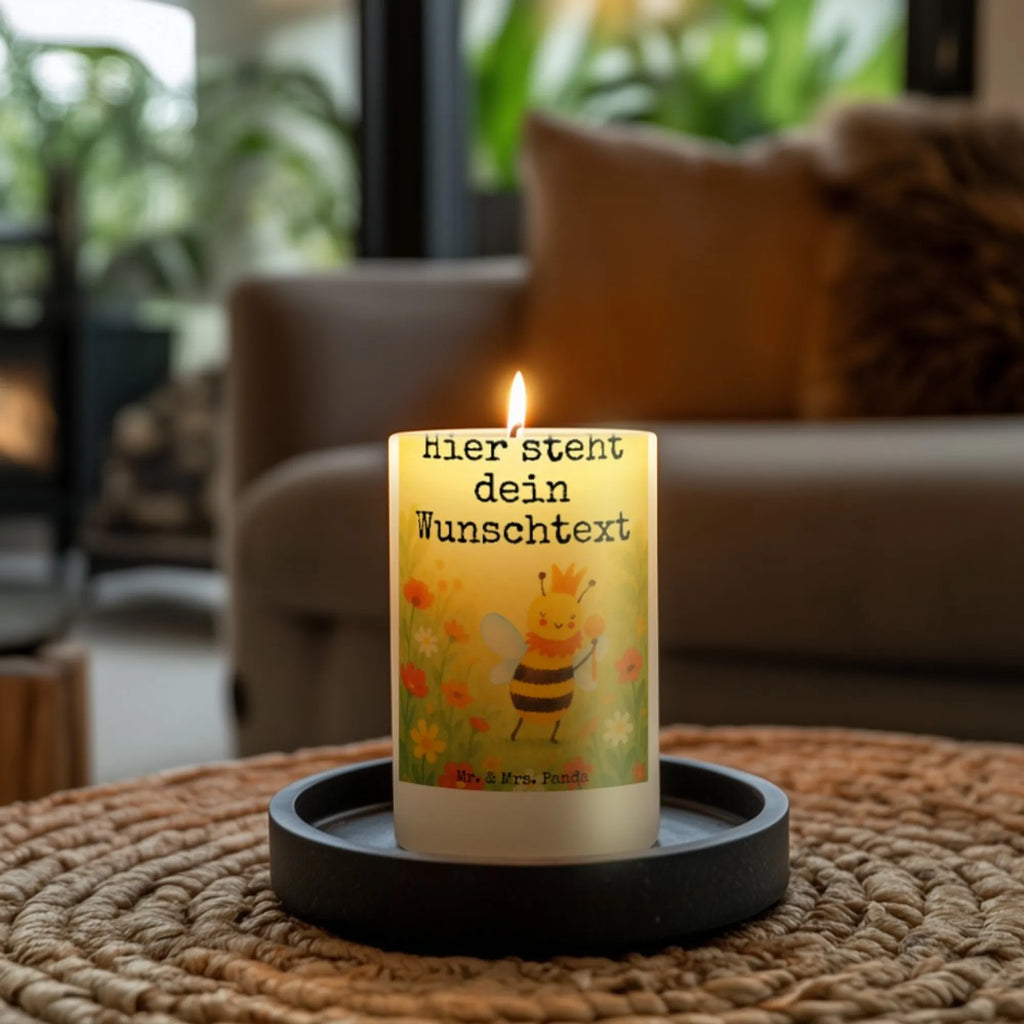 Personalisierte Kerze Biene König Design Kerze Mit Namen, Duftkerze Mit Namen, Weihnachtskerze Mit Namensgravur, Kerzen-Set Mit Namensgravur, Tafelkerze Mit Wunschname, LED-Kerze Mit Wunschname, Bienenwachskerze Mit Wunschname, Bio-Kerze Mit Wunschname, Teelicht Mit Namensdruck, Firmungskerze Mit Wunschname, Kerze Für Geburtstag Mit Wunschname, Handgegossene Kerze Mit Namen, Metall-Kerze Mit Namensgravur, Handgemachte Kerze Mit Wunschname, Stearinkerze Mit Gravur, Adventskerze Mit Wunschname, Kerze Für Hochzeit Mit Namensgravur, Kerze Mit Spruch Und Namen, Streukerze Mit Namensdruck, Schwimmkerze Mit Namen, Kerze Mit Prägung Und Wunschname, Gedenkkerze Mit Namen, Blockkerze Mit Namensdruck, Grabkerze Mit Namensgravur, Taufekerze Mit Namensgravur, Osterkerze Mit Namen, Gartenkerze Mit Namen, Glas-Kerze Mit Wunschname, Sojawachskerze Mit Namensdruck, Stabkerze Mit Gravur, Personalisierte Kerze, Holz-Kerze Mit Namen, Votivkerze Mit Wunschname, Stumpenkerze Mit Namensgravur, Laternenkerze Mit Namensdruck, Fair-Trade-Kerze Mit Namensgravur, Outdoor-Kerze Mit Namensgravur, Gastgeschenk Kerze Mit Namen, Andachtskerze Mit Namensgravur, Tischkerze Mit Namensdruck, Trauerkerze Mit Namen, Kommunionkerze Mit Namen, Biene, Wespe, Hummel