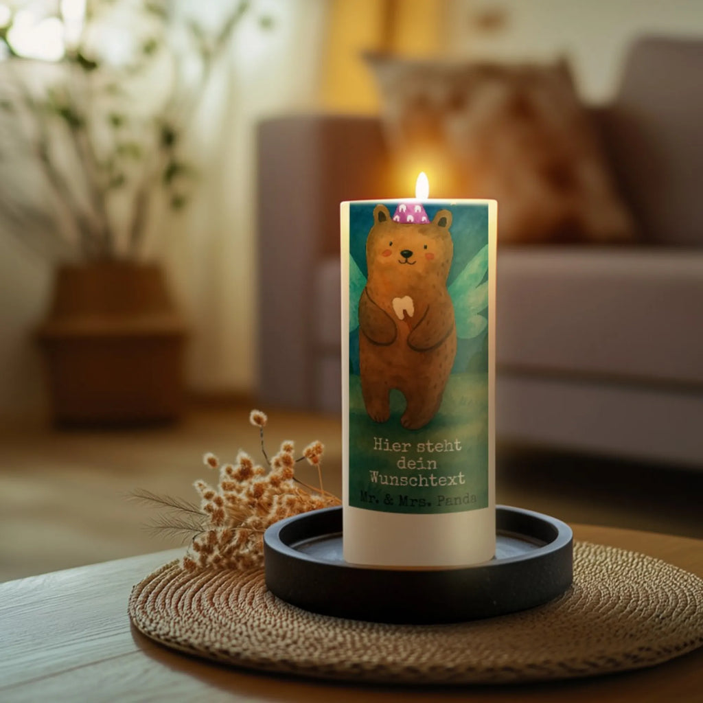Personalisierte Kerze Bär Zahnfee Design Kerze Mit Namen, Handgegossene Kerze Mit Namen, Teelicht Mit Namensdruck, Gastgeschenk Kerze Mit Namen, Holz-Kerze Mit Namen, Sojawachskerze Mit Namensdruck, Kerze Für Geburtstag Mit Wunschname, Outdoor-Kerze Mit Namensgravur, Stabkerze Mit Gravur, Laternenkerze Mit Namensdruck, Kerzen-Set Mit Namensgravur, Metall-Kerze Mit Namensgravur, Firmungskerze Mit Wunschname, Kerze Mit Prägung Und Wunschname, Gartenkerze Mit Namen, Taufekerze Mit Namensgravur, Osterkerze Mit Namen, Stumpenkerze Mit Namensgravur, Fair-Trade-Kerze Mit Namensgravur, Bienenwachskerze Mit Wunschname, Kerze Für Hochzeit Mit Namensgravur, Schwimmkerze Mit Namen, Tischkerze Mit Namensdruck, Kommunionkerze Mit Namen, Gedenkkerze Mit Namen, Duftkerze Mit Namen, Stearinkerze Mit Gravur, Weihnachtskerze Mit Namensgravur, Kerze Mit Spruch Und Namen, Andachtskerze Mit Namensgravur, Bio-Kerze Mit Wunschname, Personalisierte Kerze, Handgemachte Kerze Mit Wunschname, Tafelkerze Mit Wunschname, Glas-Kerze Mit Wunschname, Adventskerze Mit Wunschname, Streukerze Mit Namensdruck, LED-Kerze Mit Wunschname, Blockkerze Mit Namensdruck, Trauerkerze Mit Namen, Grabkerze Mit Namensgravur, Votivkerze Mit Wunschname, Bär, Teddy, Teddybär, Fee, Milchzahn, Erster Zahn, Zahnfee