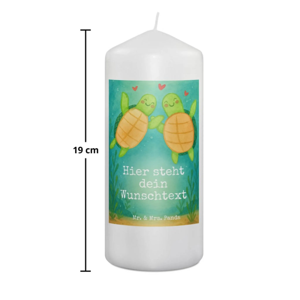 Personalisierte Kerze Schildkröten Paar Design Gastgeschenk Kerze Mit Namen, Streukerze Mit Namensdruck, Teelicht Mit Namensdruck, Handgegossene Kerze Mit Namen, Stabkerze Mit Gravur, Sojawachskerze Mit Namensdruck, Stumpenkerze Mit Namensgravur, Weihnachtskerze Mit Namensgravur, Adventskerze Mit Wunschname, Kerze Mit Spruch Und Namen, Personalisierte Kerze, Holz-Kerze Mit Namen, Outdoor-Kerze Mit Namensgravur, Tafelkerze Mit Wunschname, Kerze Mit Namen, Laternenkerze Mit Namensdruck, Stearinkerze Mit Gravur, Handgemachte Kerze Mit Wunschname, Trauerkerze Mit Namen, Grabkerze Mit Namensgravur, Kerze Mit Prägung Und Wunschname, Schwimmkerze Mit Namen, Kerzen-Set Mit Namensgravur, Tischkerze Mit Namensdruck, Bienenwachskerze Mit Wunschname, Fair-Trade-Kerze Mit Namensgravur, Kerze Für Geburtstag Mit Wunschname, Kerze Für Hochzeit Mit Namensgravur, Gedenkkerze Mit Namen, Bio-Kerze Mit Wunschname, Andachtskerze Mit Namensgravur, Votivkerze Mit Wunschname, Osterkerze Mit Namen, Blockkerze Mit Namensdruck, LED-Kerze Mit Wunschname, Gartenkerze Mit Namen, Firmungskerze Mit Wunschname, Kommunionkerze Mit Namen, Glas-Kerze Mit Wunschname, Metall-Kerze Mit Namensgravur, Duftkerze Mit Namen, Taufekerze Mit Namensgravur, Liebe, Partner, Freund, Freundin, Ehemann, Ehefrau, Heiraten, Verlobung, Heiratsantrag, Liebesgeschenk, Jahrestag, Hocheitstag, Geschenk für Partner, Valentinstag, Geschenk für Freundin, für Ehemann, Liebesbeweis, Hochzeitstag, Mitbringsel, Geschenk für Frauen, für Männer