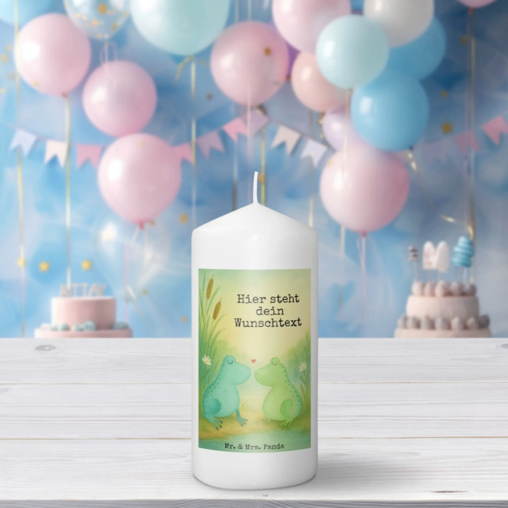 Personalisierte Kerze Frosch Liebe Design Votivkerze Mit Wunschname, Laternenkerze Mit Namensdruck, Kerze Mit Spruch Und Namen, Gedenkkerze Mit Namen, Blockkerze Mit Namensdruck, Tischkerze Mit Namensdruck, Duftkerze Mit Namen, Streukerze Mit Namensdruck, Handgegossene Kerze Mit Namen, Bienenwachskerze Mit Wunschname, Grabkerze Mit Namensgravur, Adventskerze Mit Wunschname, Bio-Kerze Mit Wunschname, Fair-Trade-Kerze Mit Namensgravur, Metall-Kerze Mit Namensgravur, Stearinkerze Mit Gravur, Glas-Kerze Mit Wunschname, Weihnachtskerze Mit Namensgravur, Outdoor-Kerze Mit Namensgravur, Holz-Kerze Mit Namen, Stumpenkerze Mit Namensgravur, Kommunionkerze Mit Namen, Andachtskerze Mit Namensgravur, Sojawachskerze Mit Namensdruck, Personalisierte Kerze, Gastgeschenk Kerze Mit Namen, Kerze Mit Namen, Kerze Für Hochzeit Mit Namensgravur, Handgemachte Kerze Mit Wunschname, Osterkerze Mit Namen, Gartenkerze Mit Namen, Taufekerze Mit Namensgravur, Teelicht Mit Namensdruck, Kerze Für Geburtstag Mit Wunschname, Kerze Mit Prägung Und Wunschname, LED-Kerze Mit Wunschname, Trauerkerze Mit Namen, Firmungskerze Mit Wunschname, Schwimmkerze Mit Namen, Stabkerze Mit Gravur, Tafelkerze Mit Wunschname, Kerzen-Set Mit Namensgravur, Liebe, Partner, Freund, Freundin, Ehemann, Ehefrau, Heiraten, Verlobung, Heiratsantrag, Liebesgeschenk, Jahrestag, Hocheitstag, Geschenk Freundin, Frosch, Verliebt, Hochzeitstag, Verlobt, Liebesbeweis, Geschenk Freund, Geschenk Hochzeit, Verheiratet, Frösche, Froschkönig, Fröschchen