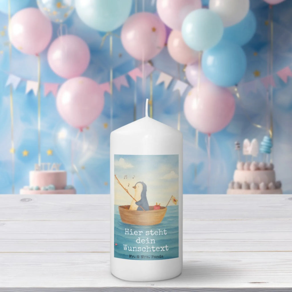 Personalisierte Kerze Pinguin Angelboot Design Taufekerze Mit Namensgravur, Kerze Mit Prägung Und Wunschname, Schwimmkerze Mit Namen, Kerze Mit Namen, Blockkerze Mit Namensdruck, Gastgeschenk Kerze Mit Namen, Gedenkkerze Mit Namen, Kerze Für Hochzeit Mit Namensgravur, Laternenkerze Mit Namensdruck, Stumpenkerze Mit Namensgravur, Adventskerze Mit Wunschname, Sojawachskerze Mit Namensdruck, Bienenwachskerze Mit Wunschname, Holz-Kerze Mit Namen, Fair-Trade-Kerze Mit Namensgravur, Kerzen-Set Mit Namensgravur, Bio-Kerze Mit Wunschname, Handgegossene Kerze Mit Namen, Andachtskerze Mit Namensgravur, Grabkerze Mit Namensgravur, Weihnachtskerze Mit Namensgravur, Stabkerze Mit Gravur, Stearinkerze Mit Gravur, Duftkerze Mit Namen, Tafelkerze Mit Wunschname, Tischkerze Mit Namensdruck, Trauerkerze Mit Namen, Teelicht Mit Namensdruck, Votivkerze Mit Wunschname, Streukerze Mit Namensdruck, Gartenkerze Mit Namen, Handgemachte Kerze Mit Wunschname, Kerze Für Geburtstag Mit Wunschname, Kerze Mit Spruch Und Namen, Kommunionkerze Mit Namen, Osterkerze Mit Namen, Outdoor-Kerze Mit Namensgravur, Personalisierte Kerze, Metall-Kerze Mit Namensgravur, Glas-Kerze Mit Wunschname, Firmungskerze Mit Wunschname, LED-Kerze Mit Wunschname, Pinguin, Trennung, Angeln, Pinguine, genießen, Angelboot, Neuanfang, Scheidung, Motivation, Boot, Neustart, Leben, Geschenkidee Liebeskummer, Lebenslust