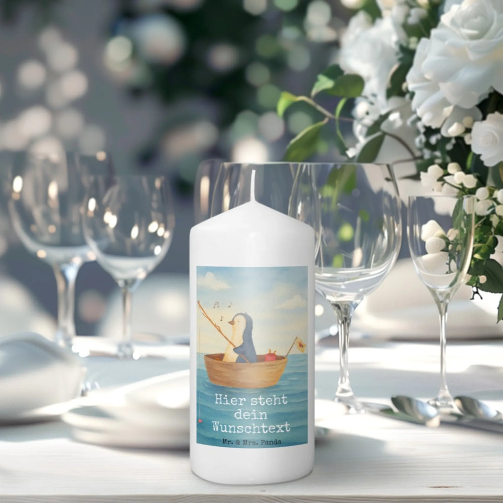 Personalisierte Kerze Pinguin Angelboot Design Taufekerze Mit Namensgravur, Kerze Mit Prägung Und Wunschname, Schwimmkerze Mit Namen, Kerze Mit Namen, Blockkerze Mit Namensdruck, Gastgeschenk Kerze Mit Namen, Gedenkkerze Mit Namen, Kerze Für Hochzeit Mit Namensgravur, Laternenkerze Mit Namensdruck, Stumpenkerze Mit Namensgravur, Adventskerze Mit Wunschname, Sojawachskerze Mit Namensdruck, Bienenwachskerze Mit Wunschname, Holz-Kerze Mit Namen, Fair-Trade-Kerze Mit Namensgravur, Kerzen-Set Mit Namensgravur, Bio-Kerze Mit Wunschname, Handgegossene Kerze Mit Namen, Andachtskerze Mit Namensgravur, Grabkerze Mit Namensgravur, Weihnachtskerze Mit Namensgravur, Stabkerze Mit Gravur, Stearinkerze Mit Gravur, Duftkerze Mit Namen, Tafelkerze Mit Wunschname, Tischkerze Mit Namensdruck, Trauerkerze Mit Namen, Teelicht Mit Namensdruck, Votivkerze Mit Wunschname, Streukerze Mit Namensdruck, Gartenkerze Mit Namen, Handgemachte Kerze Mit Wunschname, Kerze Für Geburtstag Mit Wunschname, Kerze Mit Spruch Und Namen, Kommunionkerze Mit Namen, Osterkerze Mit Namen, Outdoor-Kerze Mit Namensgravur, Personalisierte Kerze, Metall-Kerze Mit Namensgravur, Glas-Kerze Mit Wunschname, Firmungskerze Mit Wunschname, LED-Kerze Mit Wunschname, Pinguin, Trennung, Angeln, Pinguine, genießen, Angelboot, Neuanfang, Scheidung, Motivation, Boot, Neustart, Leben, Geschenkidee Liebeskummer, Lebenslust
