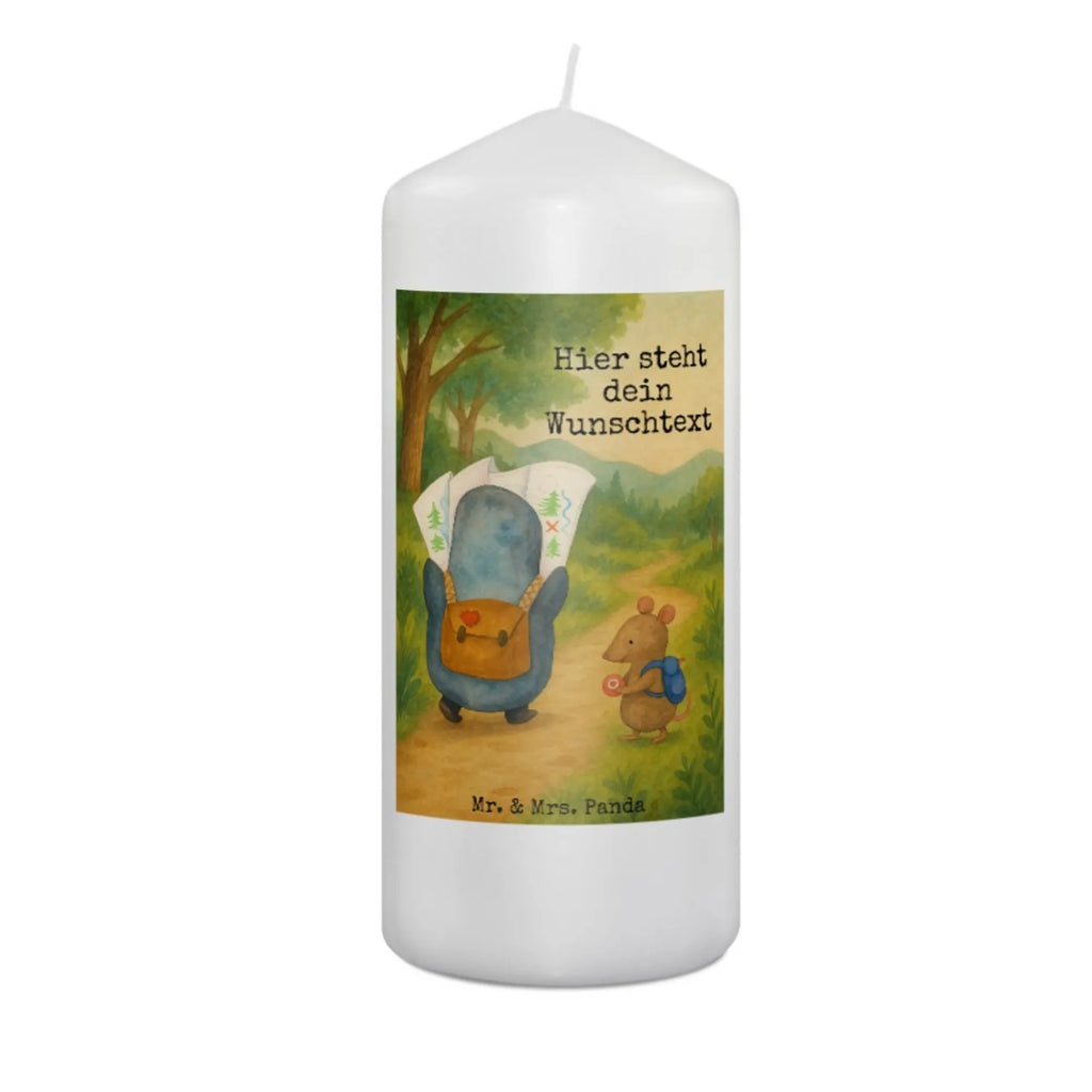 Personalisierte Kerze Pinguin & Maus Wanderer Design Sojawachskerze Mit Namensdruck, Bienenwachskerze Mit Wunschname, Outdoor-Kerze Mit Namensgravur, Votivkerze Mit Wunschname, Kerze Mit Prägung Und Wunschname, Tafelkerze Mit Wunschname, Handgegossene Kerze Mit Namen, Tischkerze Mit Namensdruck, Holz-Kerze Mit Namen, Teelicht Mit Namensdruck, Taufekerze Mit Namensgravur, Andachtskerze Mit Namensgravur, Trauerkerze Mit Namen, Metall-Kerze Mit Namensgravur, Kommunionkerze Mit Namen, Handgemachte Kerze Mit Wunschname, LED-Kerze Mit Wunschname, Grabkerze Mit Namensgravur, Kerzen-Set Mit Namensgravur, Kerze Mit Namen, Blockkerze Mit Namensdruck, Weihnachtskerze Mit Namensgravur, Duftkerze Mit Namen, Stumpenkerze Mit Namensgravur, Adventskerze Mit Wunschname, Fair-Trade-Kerze Mit Namensgravur, Stabkerze Mit Gravur, Kerze Mit Spruch Und Namen, Kerze Für Hochzeit Mit Namensgravur, Gedenkkerze Mit Namen, Personalisierte Kerze, Osterkerze Mit Namen, Glas-Kerze Mit Wunschname, Stearinkerze Mit Gravur, Gartenkerze Mit Namen, Gastgeschenk Kerze Mit Namen, Bio-Kerze Mit Wunschname, Schwimmkerze Mit Namen, Kerze Für Geburtstag Mit Wunschname, Firmungskerze Mit Wunschname, Laternenkerze Mit Namensdruck, Streukerze Mit Namensdruck, Pinguin, Abenteurer, Pinguine, Wanderlust, Roadtrip, Ausflug, Abenteuer, wandern