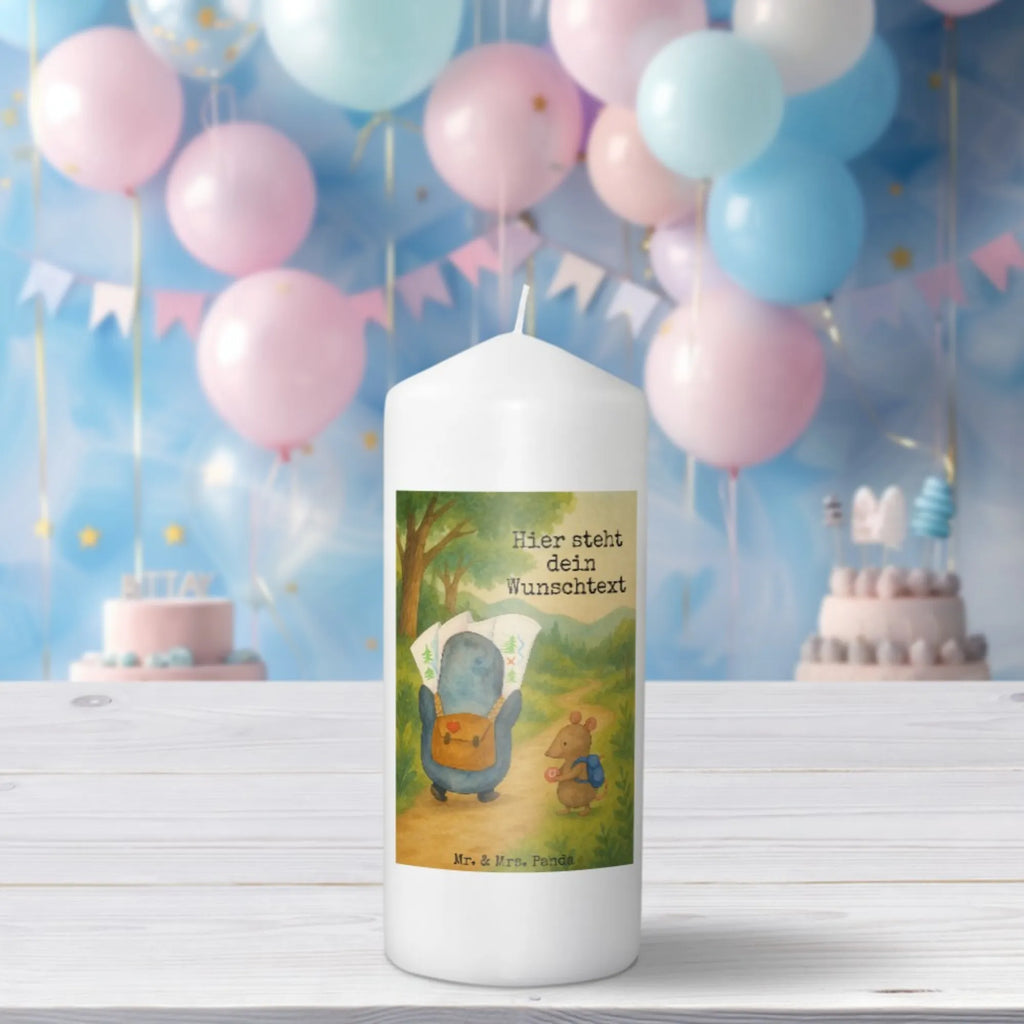 Personalisierte Kerze Pinguin & Maus Wanderer Design Sojawachskerze Mit Namensdruck, Bienenwachskerze Mit Wunschname, Outdoor-Kerze Mit Namensgravur, Votivkerze Mit Wunschname, Kerze Mit Prägung Und Wunschname, Tafelkerze Mit Wunschname, Handgegossene Kerze Mit Namen, Tischkerze Mit Namensdruck, Holz-Kerze Mit Namen, Teelicht Mit Namensdruck, Taufekerze Mit Namensgravur, Andachtskerze Mit Namensgravur, Trauerkerze Mit Namen, Metall-Kerze Mit Namensgravur, Kommunionkerze Mit Namen, Handgemachte Kerze Mit Wunschname, LED-Kerze Mit Wunschname, Grabkerze Mit Namensgravur, Kerzen-Set Mit Namensgravur, Kerze Mit Namen, Blockkerze Mit Namensdruck, Weihnachtskerze Mit Namensgravur, Duftkerze Mit Namen, Stumpenkerze Mit Namensgravur, Adventskerze Mit Wunschname, Fair-Trade-Kerze Mit Namensgravur, Stabkerze Mit Gravur, Kerze Mit Spruch Und Namen, Kerze Für Hochzeit Mit Namensgravur, Gedenkkerze Mit Namen, Personalisierte Kerze, Osterkerze Mit Namen, Glas-Kerze Mit Wunschname, Stearinkerze Mit Gravur, Gartenkerze Mit Namen, Gastgeschenk Kerze Mit Namen, Bio-Kerze Mit Wunschname, Schwimmkerze Mit Namen, Kerze Für Geburtstag Mit Wunschname, Firmungskerze Mit Wunschname, Laternenkerze Mit Namensdruck, Streukerze Mit Namensdruck, Pinguin, Abenteurer, Pinguine, Wanderlust, Roadtrip, Ausflug, Abenteuer, wandern