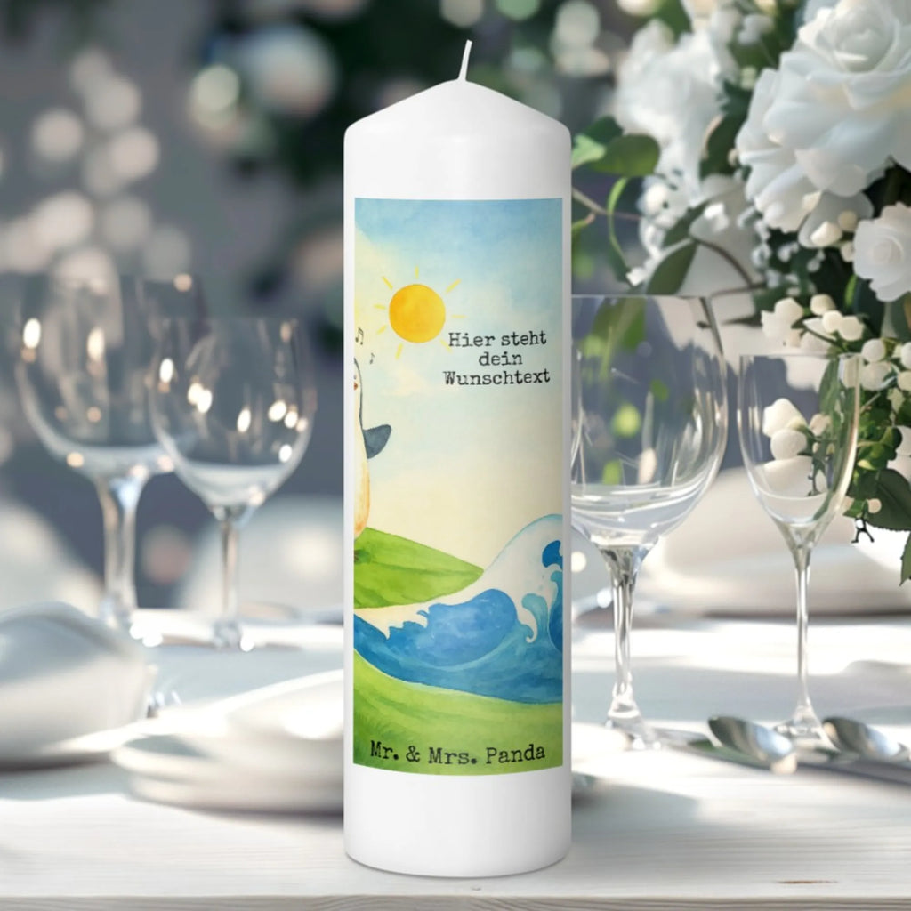 Personalisierte Kerze Pinguin Surfer Design Adventskerze Mit Wunschname, Taufekerze Mit Namensgravur, Gartenkerze Mit Namen, Blockkerze Mit Namensdruck, Kerzen-Set Mit Namensgravur, Kerze Mit Prägung Und Wunschname, Weihnachtskerze Mit Namensgravur, Kerze Für Hochzeit Mit Namensgravur, Outdoor-Kerze Mit Namensgravur, Teelicht Mit Namensdruck, Trauerkerze Mit Namen, Laternenkerze Mit Namensdruck, Sojawachskerze Mit Namensdruck, Gedenkkerze Mit Namen, Fair-Trade-Kerze Mit Namensgravur, Duftkerze Mit Namen, Bienenwachskerze Mit Wunschname, Kerze Mit Namen, Handgemachte Kerze Mit Wunschname, Stearinkerze Mit Gravur, Metall-Kerze Mit Namensgravur, Grabkerze Mit Namensgravur, Kommunionkerze Mit Namen, Osterkerze Mit Namen, Kerze Für Geburtstag Mit Wunschname, Glas-Kerze Mit Wunschname, Kerze Mit Spruch Und Namen, Schwimmkerze Mit Namen, Stumpenkerze Mit Namensgravur, Andachtskerze Mit Namensgravur, Stabkerze Mit Gravur, Tafelkerze Mit Wunschname, Streukerze Mit Namensdruck, Firmungskerze Mit Wunschname, Bio-Kerze Mit Wunschname, Gastgeschenk Kerze Mit Namen, Holz-Kerze Mit Namen, Votivkerze Mit Wunschname, Handgegossene Kerze Mit Namen, Tischkerze Mit Namensdruck, LED-Kerze Mit Wunschname, Personalisierte Kerze, Pinguin, Urlaub, Wellen, Wellen reiten, surfen, Portugal, Hawaii, Pinguine, Surfer