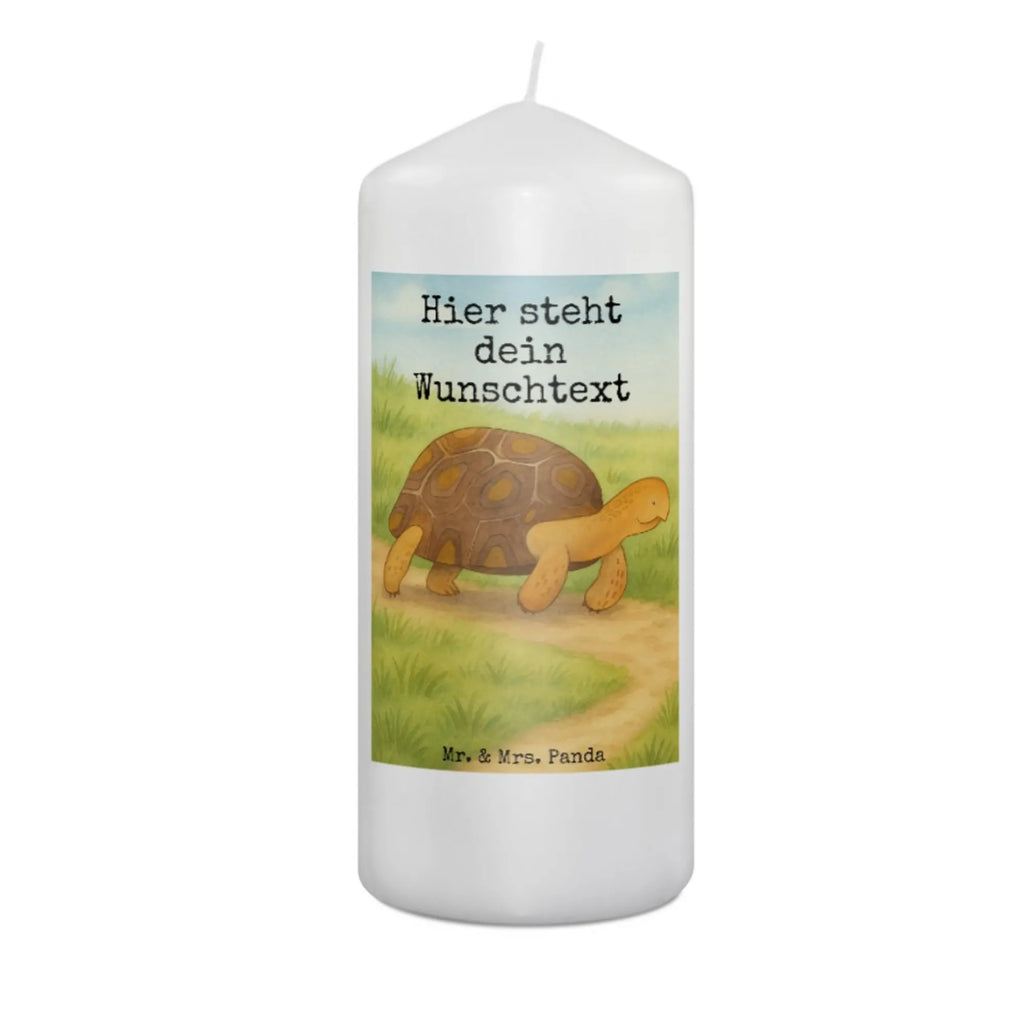 Personalisierte Kerze Schildkröte Marschieren Design Votivkerze Mit Wunschname, Kerze Mit Prägung Und Wunschname, Kerze Mit Namen, Weihnachtskerze Mit Namensgravur, Teelicht Mit Namensdruck, Stabkerze Mit Gravur, Gastgeschenk Kerze Mit Namen, Firmungskerze Mit Wunschname, Kerzen-Set Mit Namensgravur, Kommunionkerze Mit Namen, Handgemachte Kerze Mit Wunschname, Laternenkerze Mit Namensdruck, Handgegossene Kerze Mit Namen, Sojawachskerze Mit Namensdruck, Kerze Für Geburtstag Mit Wunschname, Bienenwachskerze Mit Wunschname, Metall-Kerze Mit Namensgravur, Bio-Kerze Mit Wunschname, Andachtskerze Mit Namensgravur, Streukerze Mit Namensdruck, Taufekerze Mit Namensgravur, LED-Kerze Mit Wunschname, Holz-Kerze Mit Namen, Gedenkkerze Mit Namen, Duftkerze Mit Namen, Tischkerze Mit Namensdruck, Grabkerze Mit Namensgravur, Osterkerze Mit Namen, Outdoor-Kerze Mit Namensgravur, Personalisierte Kerze, Kerze Für Hochzeit Mit Namensgravur, Stearinkerze Mit Gravur, Adventskerze Mit Wunschname, Schwimmkerze Mit Namen, Stumpenkerze Mit Namensgravur, Blockkerze Mit Namensdruck, Tafelkerze Mit Wunschname, Fair-Trade-Kerze Mit Namensgravur, Glas-Kerze Mit Wunschname, Kerze Mit Spruch Und Namen, Trauerkerze Mit Namen, Gartenkerze Mit Namen, Meerestiere, Meer, Urlaub, Inspiration, Schildkröte, Neustart, Motivation, Lieblingsmensch, get lost, Reiselust, Schildkröten, Abenteuer
