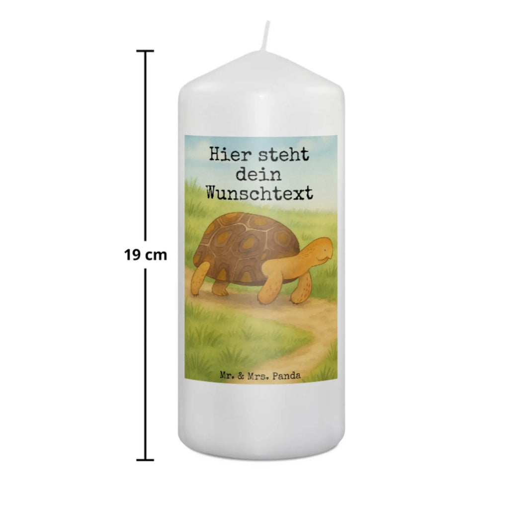 Personalisierte Kerze Schildkröte Marschieren Design Votivkerze Mit Wunschname, Kerze Mit Prägung Und Wunschname, Kerze Mit Namen, Weihnachtskerze Mit Namensgravur, Teelicht Mit Namensdruck, Stabkerze Mit Gravur, Gastgeschenk Kerze Mit Namen, Firmungskerze Mit Wunschname, Kerzen-Set Mit Namensgravur, Kommunionkerze Mit Namen, Handgemachte Kerze Mit Wunschname, Laternenkerze Mit Namensdruck, Handgegossene Kerze Mit Namen, Sojawachskerze Mit Namensdruck, Kerze Für Geburtstag Mit Wunschname, Bienenwachskerze Mit Wunschname, Metall-Kerze Mit Namensgravur, Bio-Kerze Mit Wunschname, Andachtskerze Mit Namensgravur, Streukerze Mit Namensdruck, Taufekerze Mit Namensgravur, LED-Kerze Mit Wunschname, Holz-Kerze Mit Namen, Gedenkkerze Mit Namen, Duftkerze Mit Namen, Tischkerze Mit Namensdruck, Grabkerze Mit Namensgravur, Osterkerze Mit Namen, Outdoor-Kerze Mit Namensgravur, Personalisierte Kerze, Kerze Für Hochzeit Mit Namensgravur, Stearinkerze Mit Gravur, Adventskerze Mit Wunschname, Schwimmkerze Mit Namen, Stumpenkerze Mit Namensgravur, Blockkerze Mit Namensdruck, Tafelkerze Mit Wunschname, Fair-Trade-Kerze Mit Namensgravur, Glas-Kerze Mit Wunschname, Kerze Mit Spruch Und Namen, Trauerkerze Mit Namen, Gartenkerze Mit Namen, Meerestiere, Meer, Urlaub, Inspiration, Schildkröte, Neustart, Motivation, Lieblingsmensch, get lost, Reiselust, Schildkröten, Abenteuer