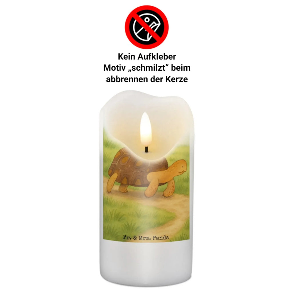 Personalisierte Kerze Schildkröte Marschieren Design Votivkerze Mit Wunschname, Kerze Mit Prägung Und Wunschname, Kerze Mit Namen, Weihnachtskerze Mit Namensgravur, Teelicht Mit Namensdruck, Stabkerze Mit Gravur, Gastgeschenk Kerze Mit Namen, Firmungskerze Mit Wunschname, Kerzen-Set Mit Namensgravur, Kommunionkerze Mit Namen, Handgemachte Kerze Mit Wunschname, Laternenkerze Mit Namensdruck, Handgegossene Kerze Mit Namen, Sojawachskerze Mit Namensdruck, Kerze Für Geburtstag Mit Wunschname, Bienenwachskerze Mit Wunschname, Metall-Kerze Mit Namensgravur, Bio-Kerze Mit Wunschname, Andachtskerze Mit Namensgravur, Streukerze Mit Namensdruck, Taufekerze Mit Namensgravur, LED-Kerze Mit Wunschname, Holz-Kerze Mit Namen, Gedenkkerze Mit Namen, Duftkerze Mit Namen, Tischkerze Mit Namensdruck, Grabkerze Mit Namensgravur, Osterkerze Mit Namen, Outdoor-Kerze Mit Namensgravur, Personalisierte Kerze, Kerze Für Hochzeit Mit Namensgravur, Stearinkerze Mit Gravur, Adventskerze Mit Wunschname, Schwimmkerze Mit Namen, Stumpenkerze Mit Namensgravur, Blockkerze Mit Namensdruck, Tafelkerze Mit Wunschname, Fair-Trade-Kerze Mit Namensgravur, Glas-Kerze Mit Wunschname, Kerze Mit Spruch Und Namen, Trauerkerze Mit Namen, Gartenkerze Mit Namen, Meerestiere, Meer, Urlaub, Inspiration, Schildkröte, Neustart, Motivation, Lieblingsmensch, get lost, Reiselust, Schildkröten, Abenteuer