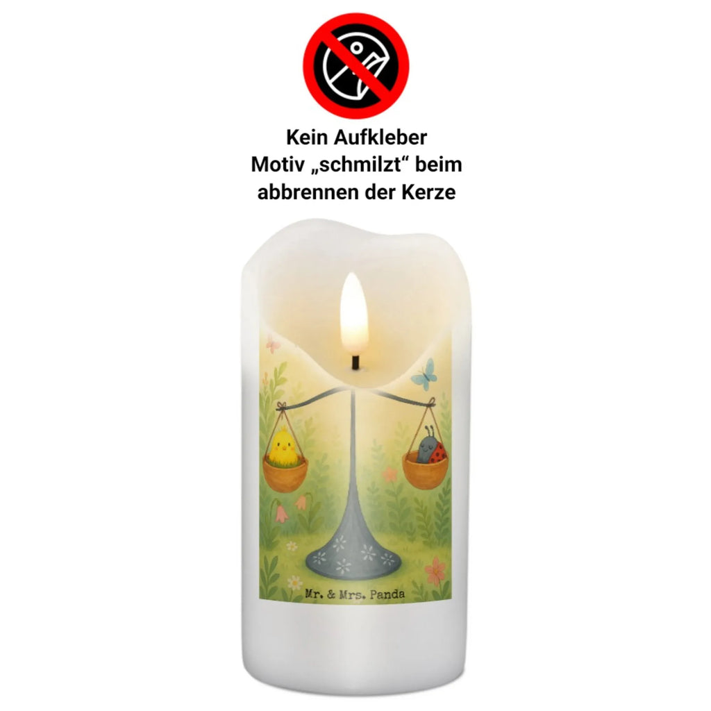 Personalisierte Kerze Sternzeichen Waage Design Fair-Trade-Kerze Mit Namensgravur, Schwimmkerze Mit Namen, Firmungskerze Mit Wunschname, Osterkerze Mit Namen, Tafelkerze Mit Wunschname, Handgegossene Kerze Mit Namen, Votivkerze Mit Wunschname, Teelicht Mit Namensdruck, Trauerkerze Mit Namen, Stabkerze Mit Gravur, LED-Kerze Mit Wunschname, Streukerze Mit Namensdruck, Gastgeschenk Kerze Mit Namen, Kerze Für Geburtstag Mit Wunschname, Glas-Kerze Mit Wunschname, Kerze Mit Namen, Duftkerze Mit Namen, Bienenwachskerze Mit Wunschname, Taufekerze Mit Namensgravur, Kommunionkerze Mit Namen, Tischkerze Mit Namensdruck, Laternenkerze Mit Namensdruck, Weihnachtskerze Mit Namensgravur, Personalisierte Kerze, Blockkerze Mit Namensdruck, Adventskerze Mit Wunschname, Gedenkkerze Mit Namen, Outdoor-Kerze Mit Namensgravur, Holz-Kerze Mit Namen, Stumpenkerze Mit Namensgravur, Gartenkerze Mit Namen, Handgemachte Kerze Mit Wunschname, Kerze Mit Prägung Und Wunschname, Sojawachskerze Mit Namensdruck, Bio-Kerze Mit Wunschname, Metall-Kerze Mit Namensgravur, Kerzen-Set Mit Namensgravur, Grabkerze Mit Namensgravur, Andachtskerze Mit Namensgravur, Kerze Mit Spruch Und Namen, Stearinkerze Mit Gravur, Kerze Für Hochzeit Mit Namensgravur, Tierkreiszeichen, Sternzeichen, Horoskop, Astrologie, Aszendent, Waage, Biene, Geschenk Oktober, Geschenk September, Waage Sternzeichen, Hummel, Gleichgewicht, Waage Geschenk, Geburtstag September, Geburtstag Oktober, Marienkäfer