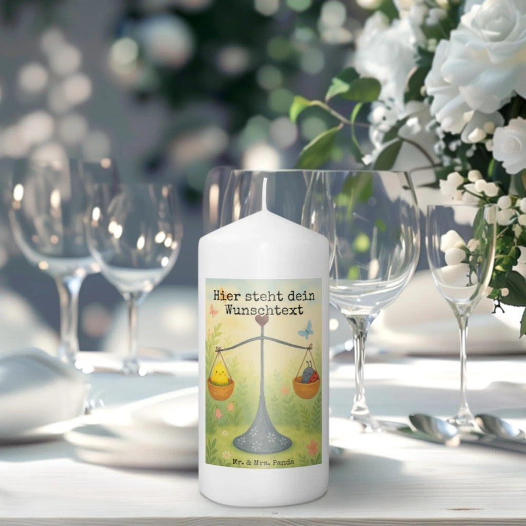 Personalisierte Kerze Sternzeichen Waage Design Fair-Trade-Kerze Mit Namensgravur, Schwimmkerze Mit Namen, Firmungskerze Mit Wunschname, Osterkerze Mit Namen, Tafelkerze Mit Wunschname, Handgegossene Kerze Mit Namen, Votivkerze Mit Wunschname, Teelicht Mit Namensdruck, Trauerkerze Mit Namen, Stabkerze Mit Gravur, LED-Kerze Mit Wunschname, Streukerze Mit Namensdruck, Gastgeschenk Kerze Mit Namen, Kerze Für Geburtstag Mit Wunschname, Glas-Kerze Mit Wunschname, Kerze Mit Namen, Duftkerze Mit Namen, Bienenwachskerze Mit Wunschname, Taufekerze Mit Namensgravur, Kommunionkerze Mit Namen, Tischkerze Mit Namensdruck, Laternenkerze Mit Namensdruck, Weihnachtskerze Mit Namensgravur, Personalisierte Kerze, Blockkerze Mit Namensdruck, Adventskerze Mit Wunschname, Gedenkkerze Mit Namen, Outdoor-Kerze Mit Namensgravur, Holz-Kerze Mit Namen, Stumpenkerze Mit Namensgravur, Gartenkerze Mit Namen, Handgemachte Kerze Mit Wunschname, Kerze Mit Prägung Und Wunschname, Sojawachskerze Mit Namensdruck, Bio-Kerze Mit Wunschname, Metall-Kerze Mit Namensgravur, Kerzen-Set Mit Namensgravur, Grabkerze Mit Namensgravur, Andachtskerze Mit Namensgravur, Kerze Mit Spruch Und Namen, Stearinkerze Mit Gravur, Kerze Für Hochzeit Mit Namensgravur, Tierkreiszeichen, Sternzeichen, Horoskop, Astrologie, Aszendent, Waage, Biene, Geschenk Oktober, Geschenk September, Waage Sternzeichen, Hummel, Gleichgewicht, Waage Geschenk, Geburtstag September, Geburtstag Oktober, Marienkäfer