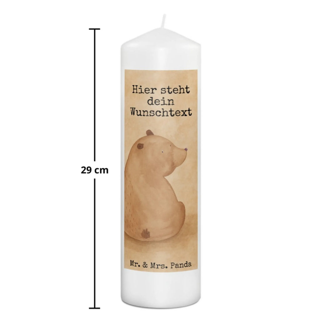 Personalisierte Kerze Bär Schulterblick Design Taufekerze Mit Namensgravur, Holz-Kerze Mit Namen, Streukerze Mit Namensdruck, Kerzen-Set Mit Namensgravur, Stearinkerze Mit Gravur, Sojawachskerze Mit Namensdruck, Votivkerze Mit Wunschname, Glas-Kerze Mit Wunschname, Kerze Für Hochzeit Mit Namensgravur, Blockkerze Mit Namensdruck, Firmungskerze Mit Wunschname, Bio-Kerze Mit Wunschname, Osterkerze Mit Namen, Teelicht Mit Namensdruck, Outdoor-Kerze Mit Namensgravur, Handgemachte Kerze Mit Wunschname, Adventskerze Mit Wunschname, Kerze Mit Namen, Stabkerze Mit Gravur, Gastgeschenk Kerze Mit Namen, Gedenkkerze Mit Namen, Tischkerze Mit Namensdruck, Personalisierte Kerze, Metall-Kerze Mit Namensgravur, Handgegossene Kerze Mit Namen, Trauerkerze Mit Namen, Gartenkerze Mit Namen, Grabkerze Mit Namensgravur, Kerze Mit Spruch Und Namen, Bienenwachskerze Mit Wunschname, Laternenkerze Mit Namensdruck, Kommunionkerze Mit Namen, Schwimmkerze Mit Namen, Stumpenkerze Mit Namensgravur, Weihnachtskerze Mit Namensgravur, Duftkerze Mit Namen, LED-Kerze Mit Wunschname, Andachtskerze Mit Namensgravur, Kerze Für Geburtstag Mit Wunschname, Kerze Mit Prägung Und Wunschname, Tafelkerze Mit Wunschname, Fair-Trade-Kerze Mit Namensgravur, Bär, Teddy, Teddybär, Bären, Weisheit, Weltansicht, Bärenliebe, Selbstachtung, Motivation